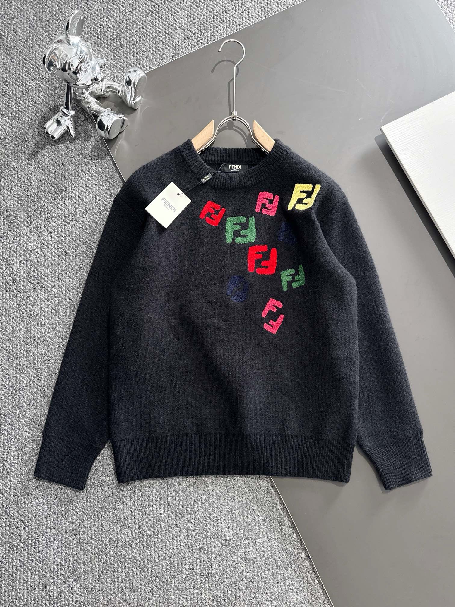 1:1 Basic style with colorful logo sweater