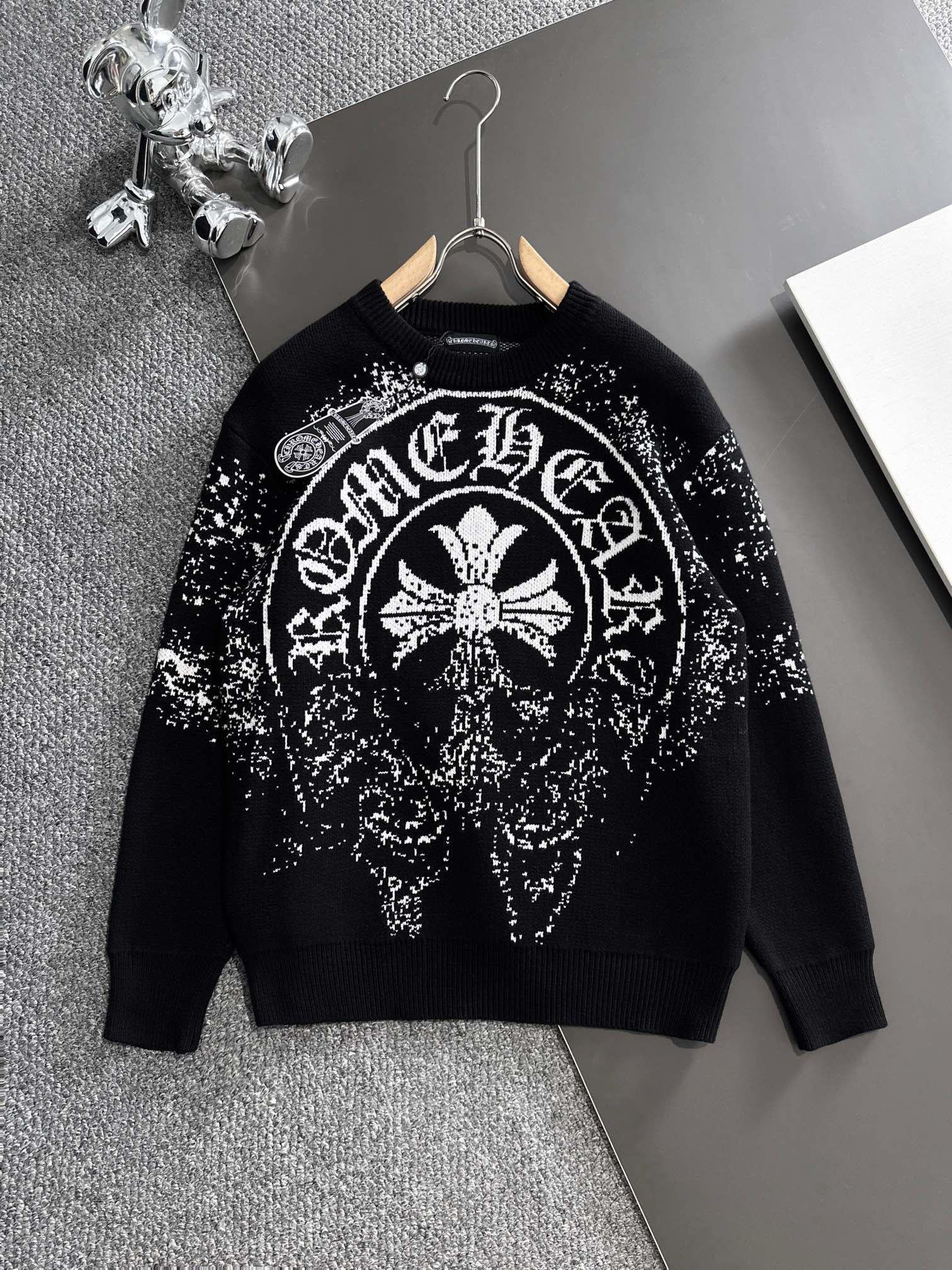1:1 new black white sweater