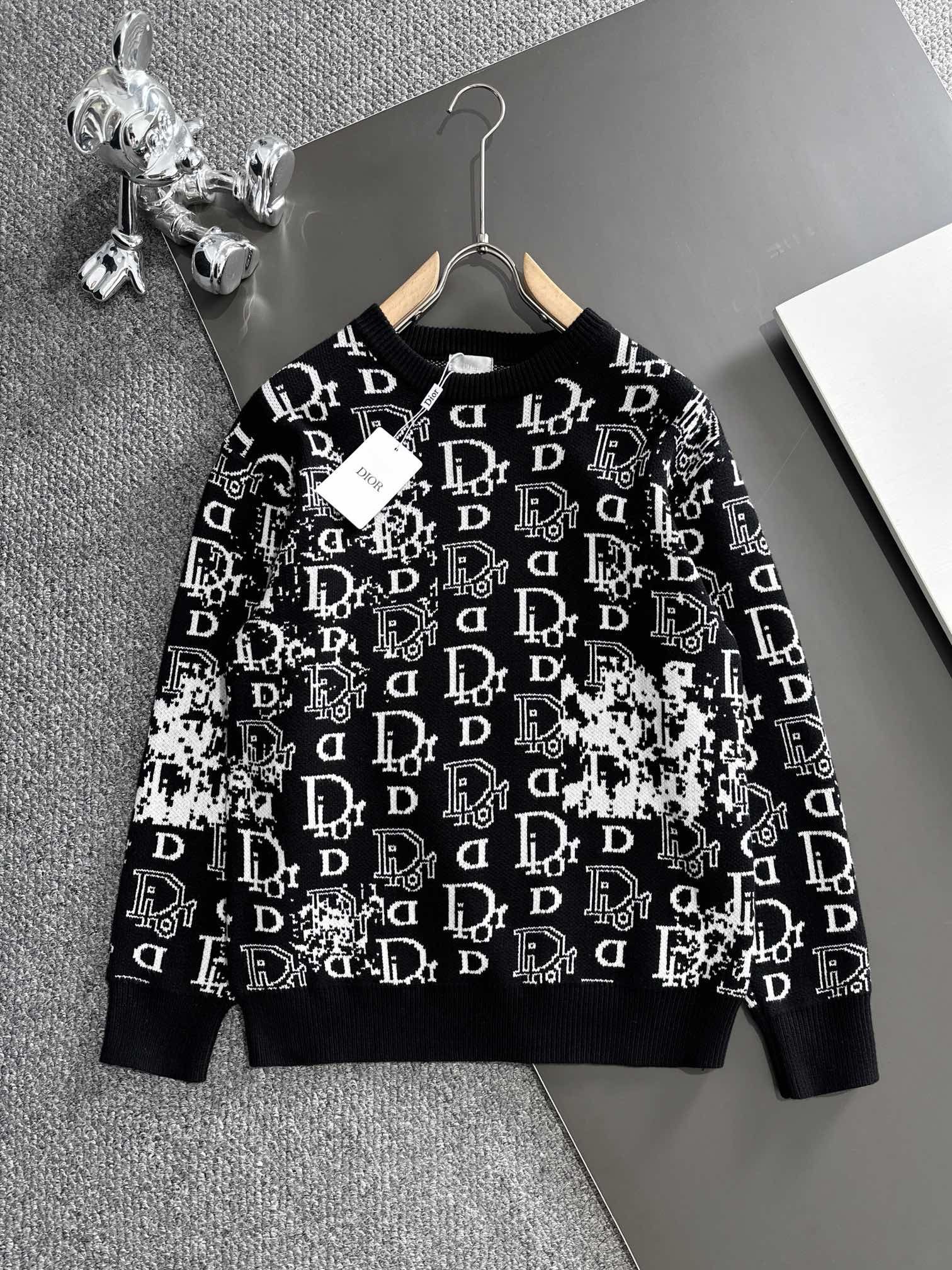 1:1 New full logo sweater