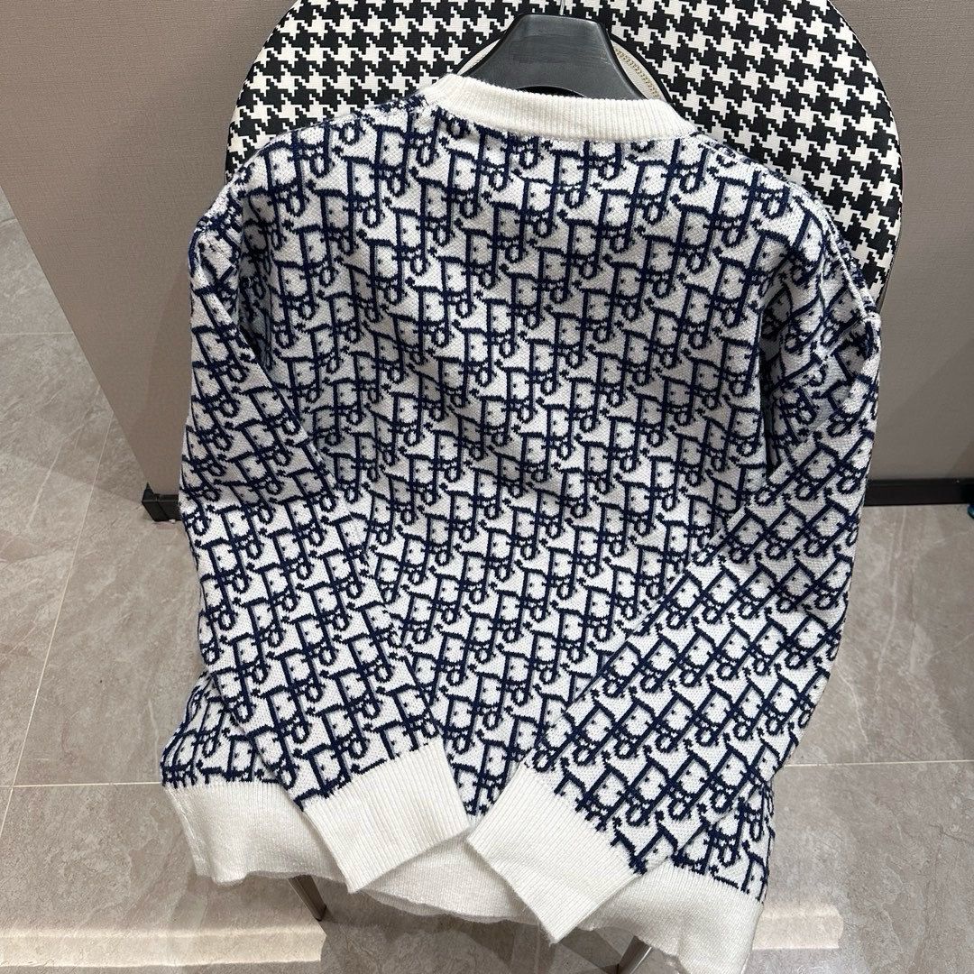 1:1 New full logo sweater