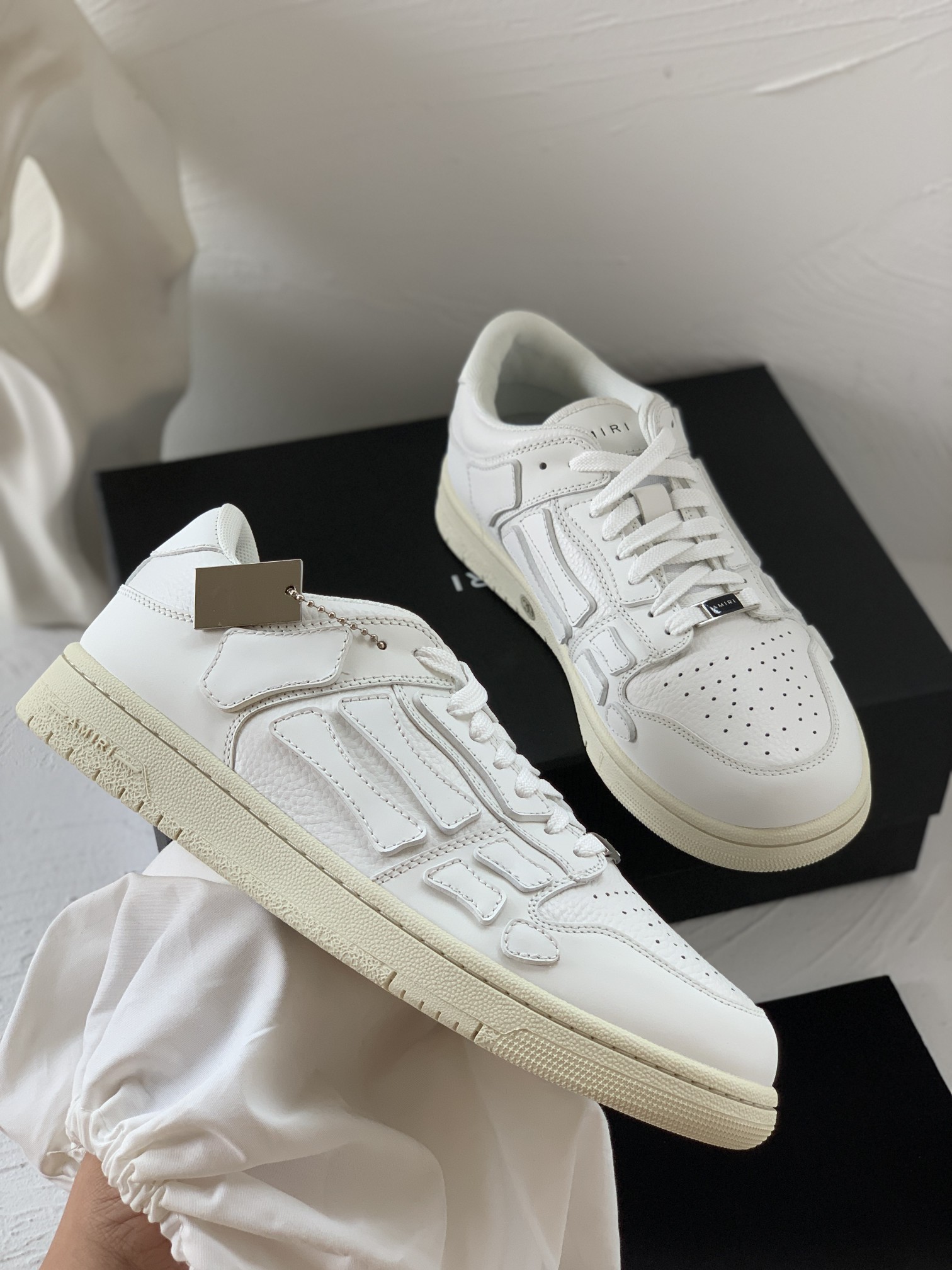 𝐀𝐌𝐢𝐑 low off white color sneaker