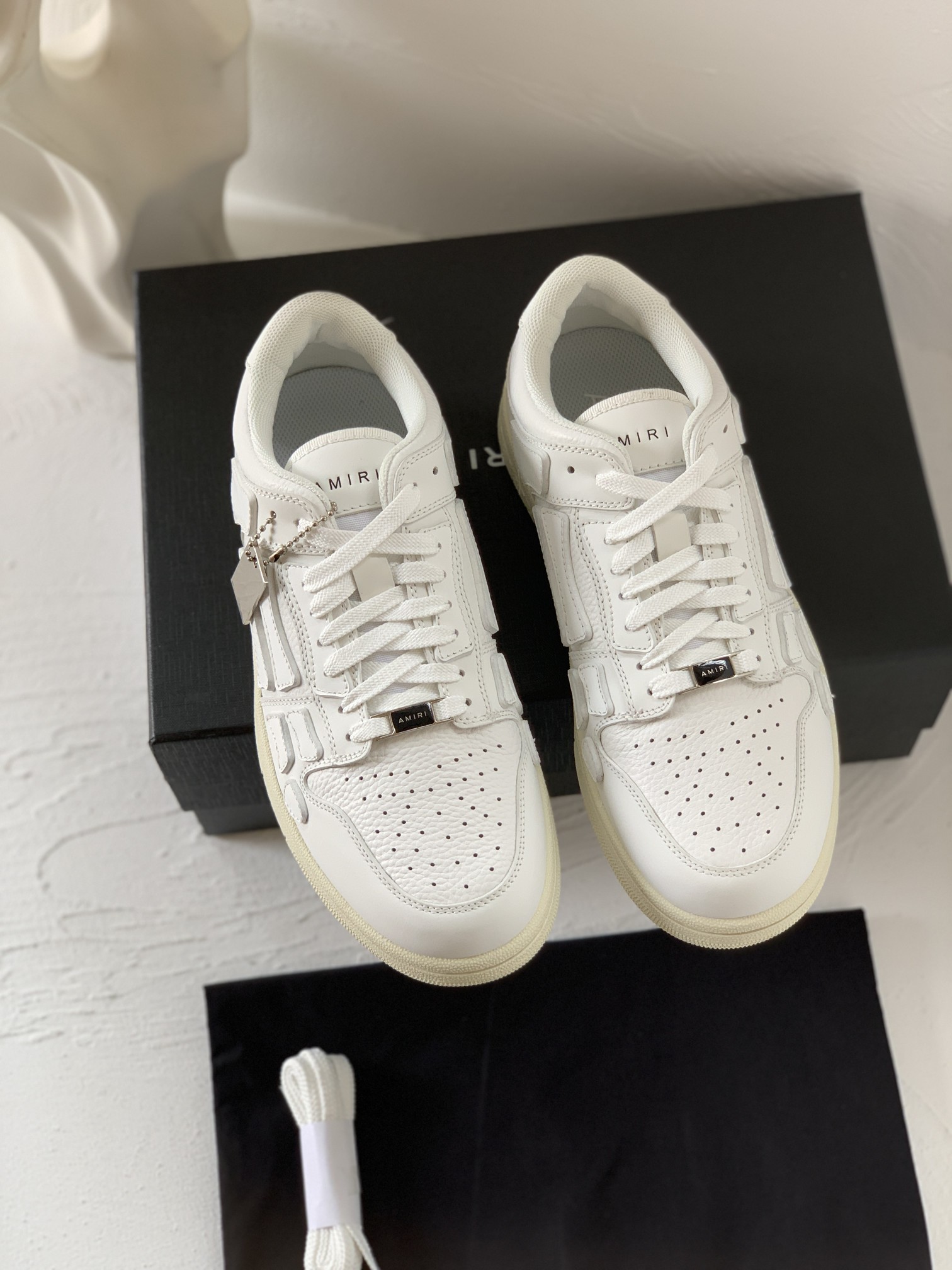𝐀𝐌𝐢𝐑 low off white color sneaker