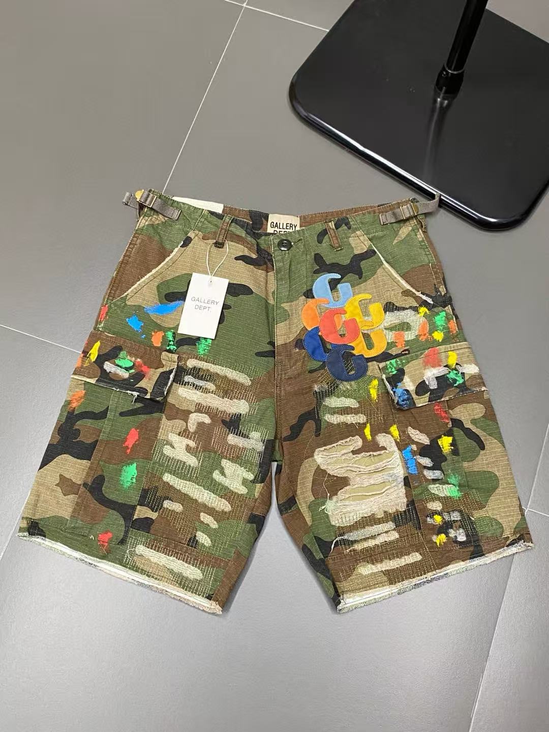 New green came patch denim short