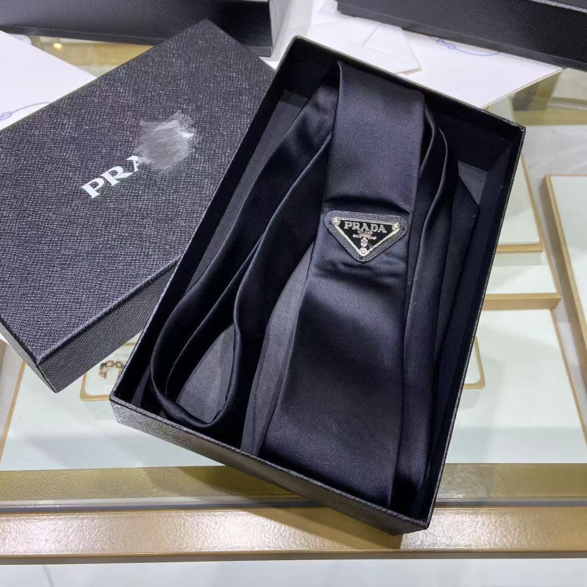 Silk black tie with box