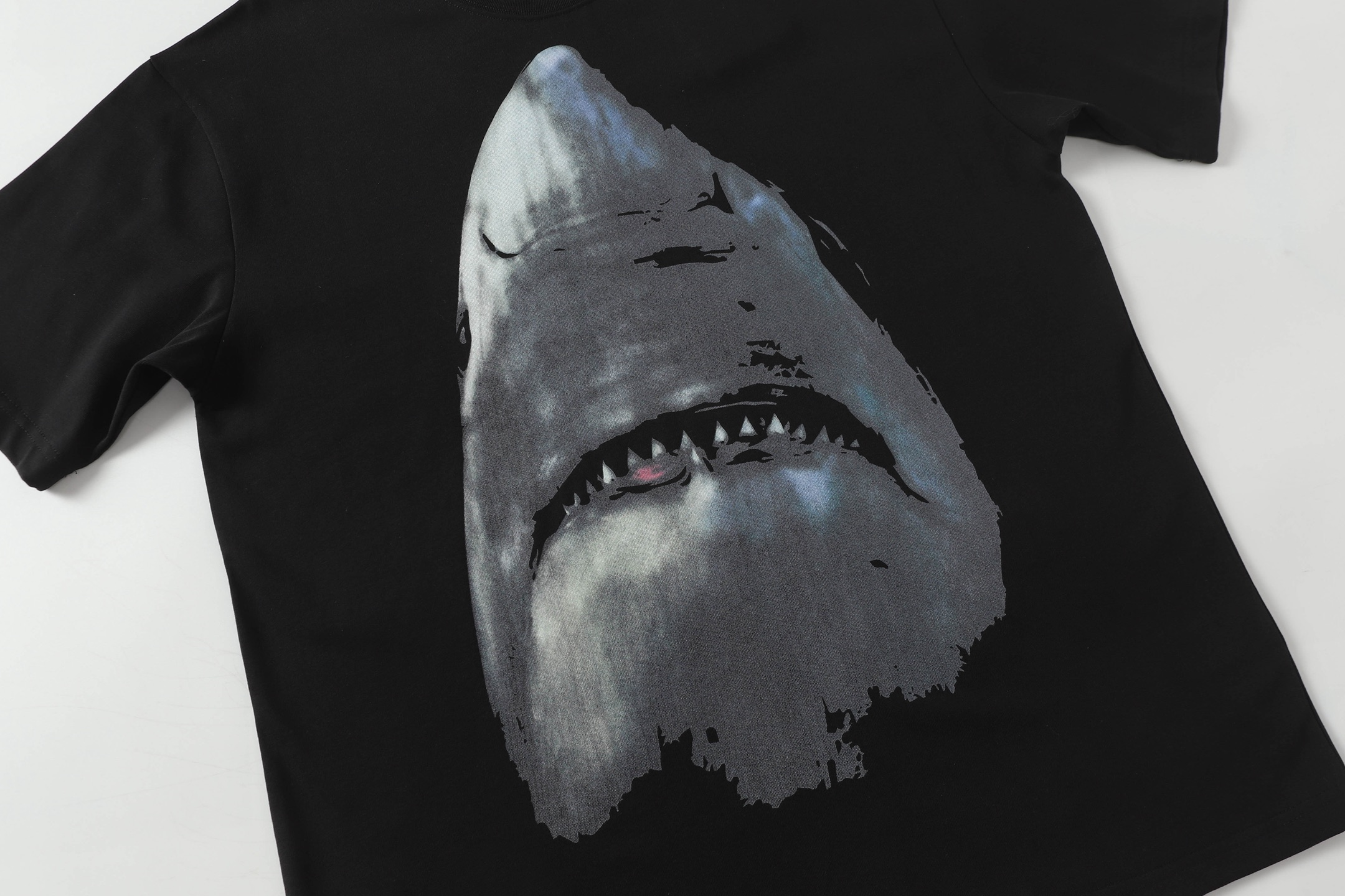 New released classic shark print short-sleeved T-shirt