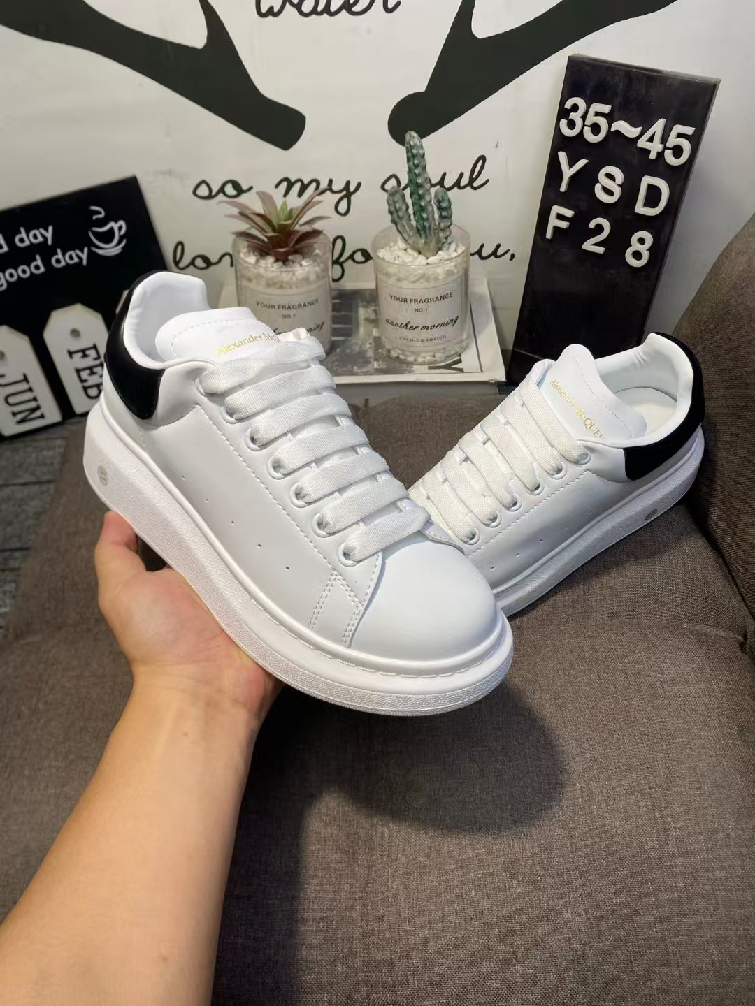 1：1 New arrival black and white neakers