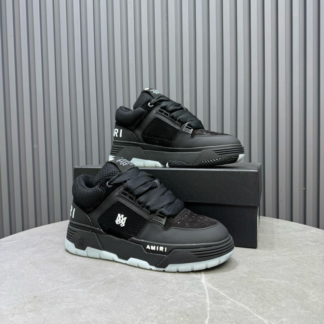 AM black sneaker