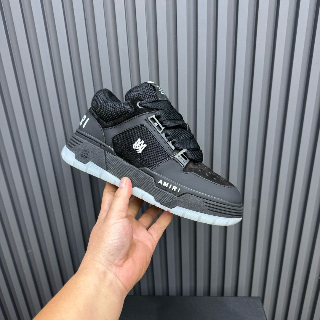 AM black sneaker