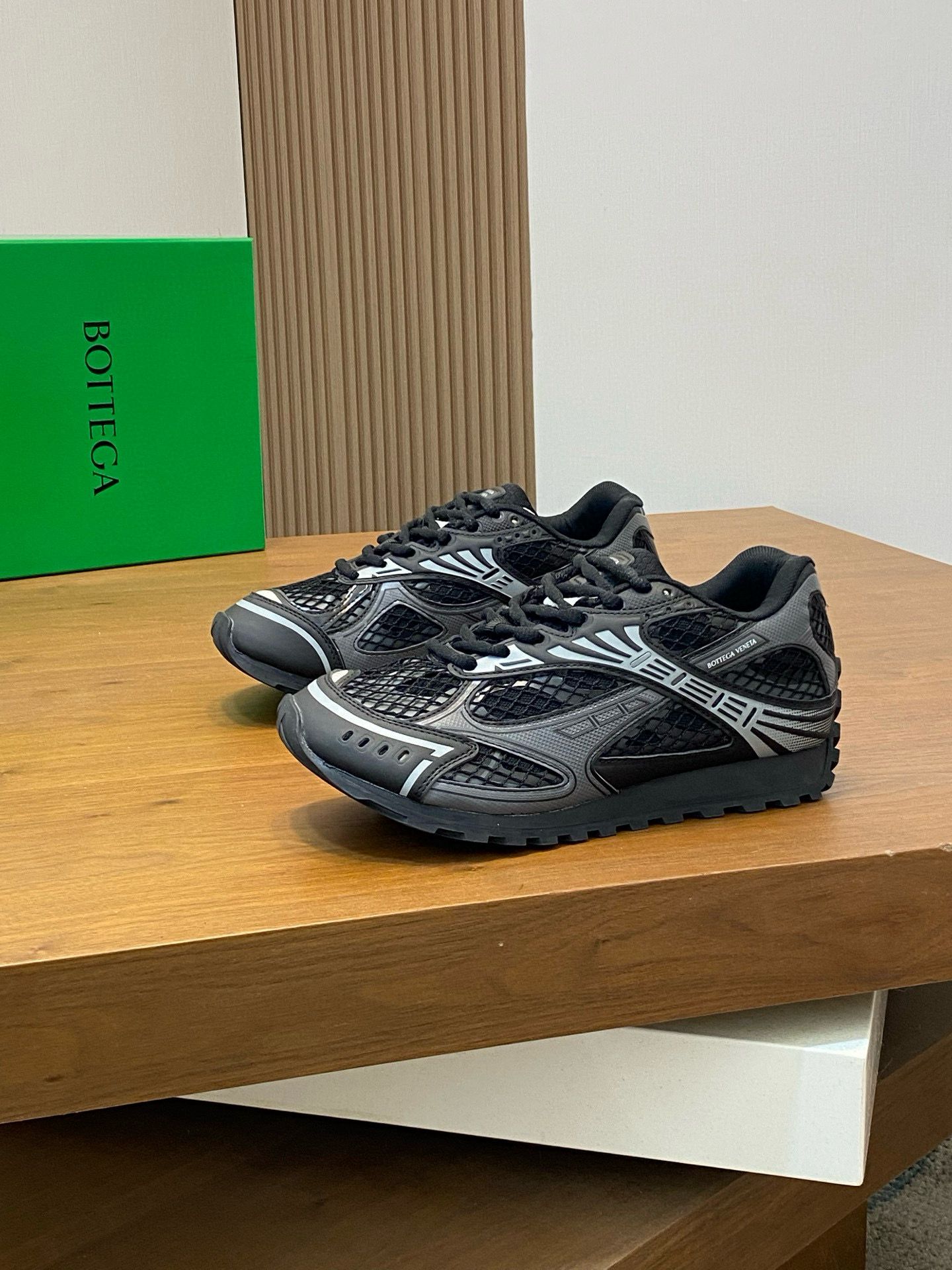 1:1 black with silver sneaker