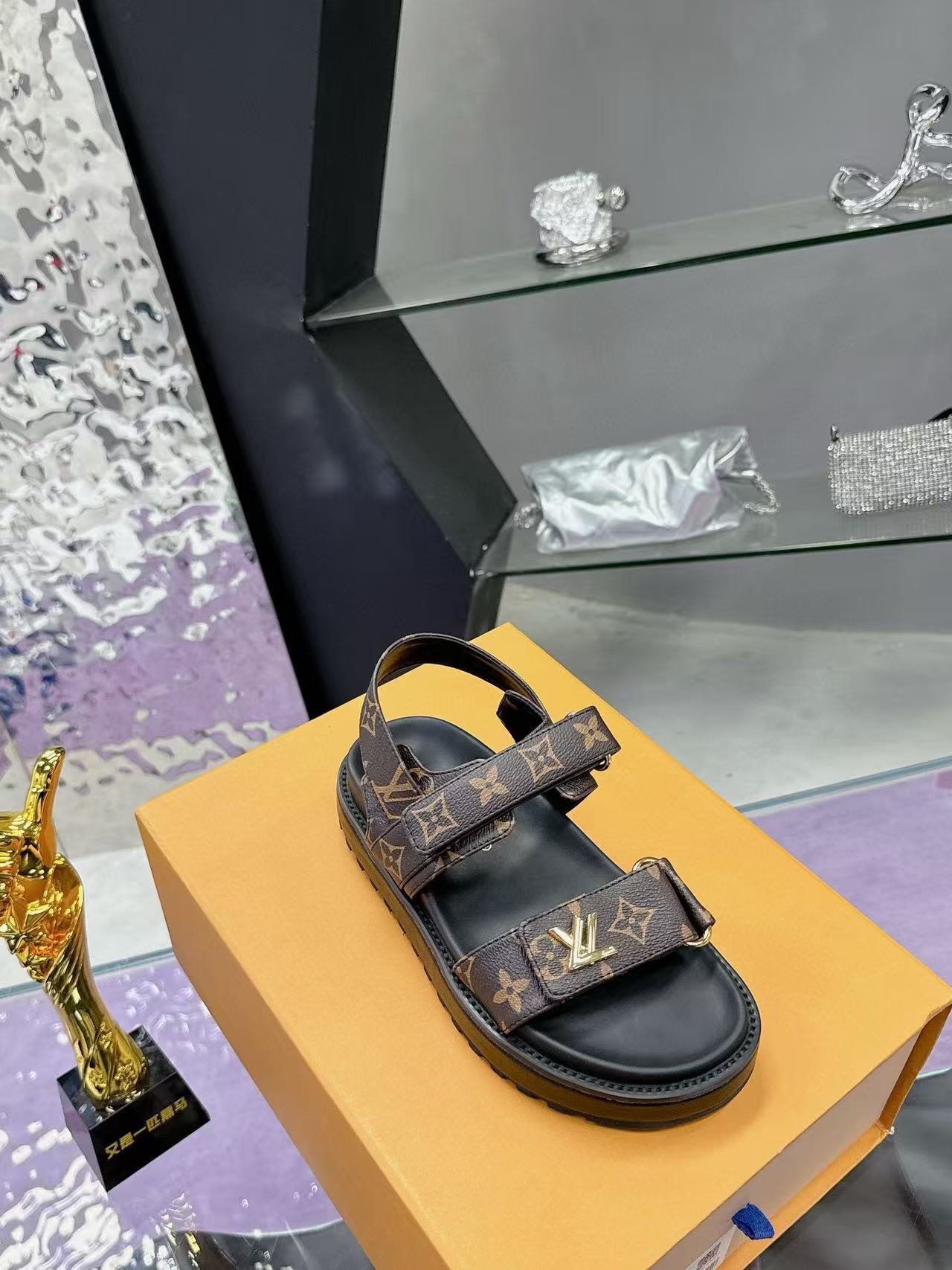 1:1 classic brown full logo slide