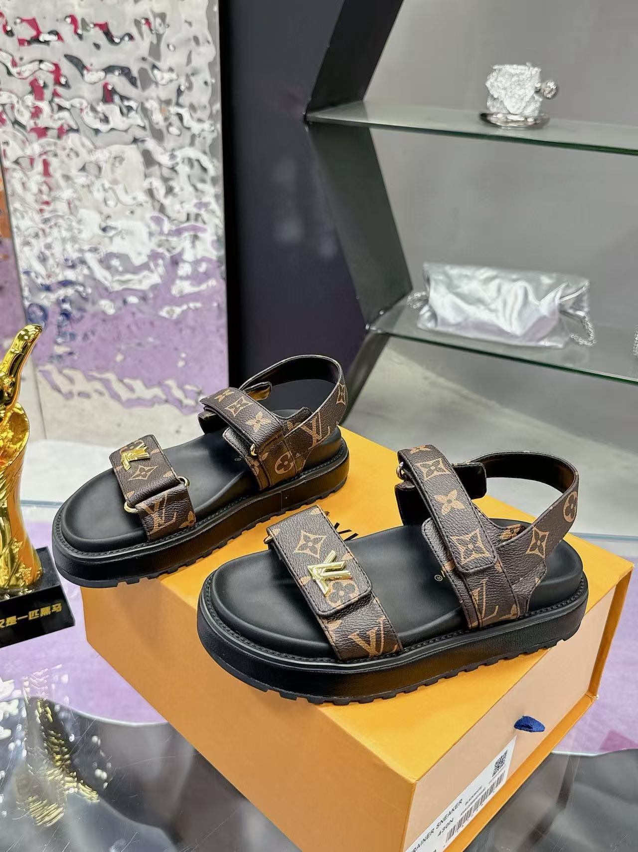 1:1 classic brown full logo slide