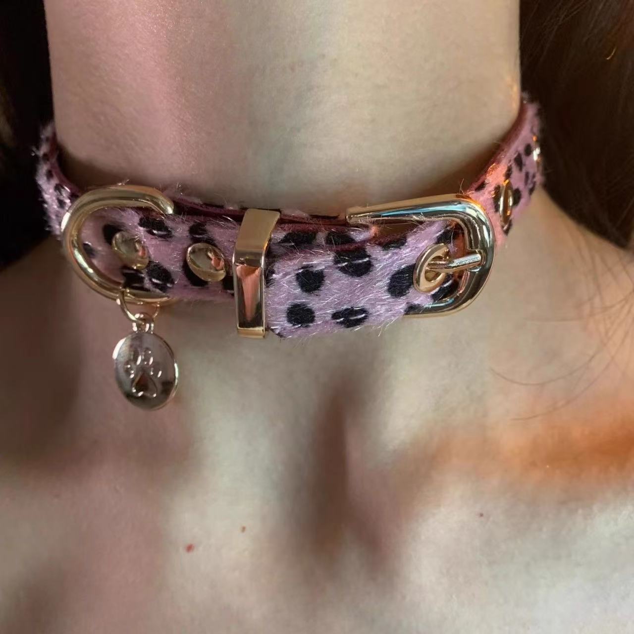 Leopard print choker collar