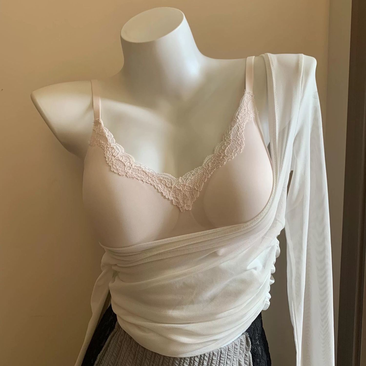 Thin, round and seamless underwear that gathers a cool feeling