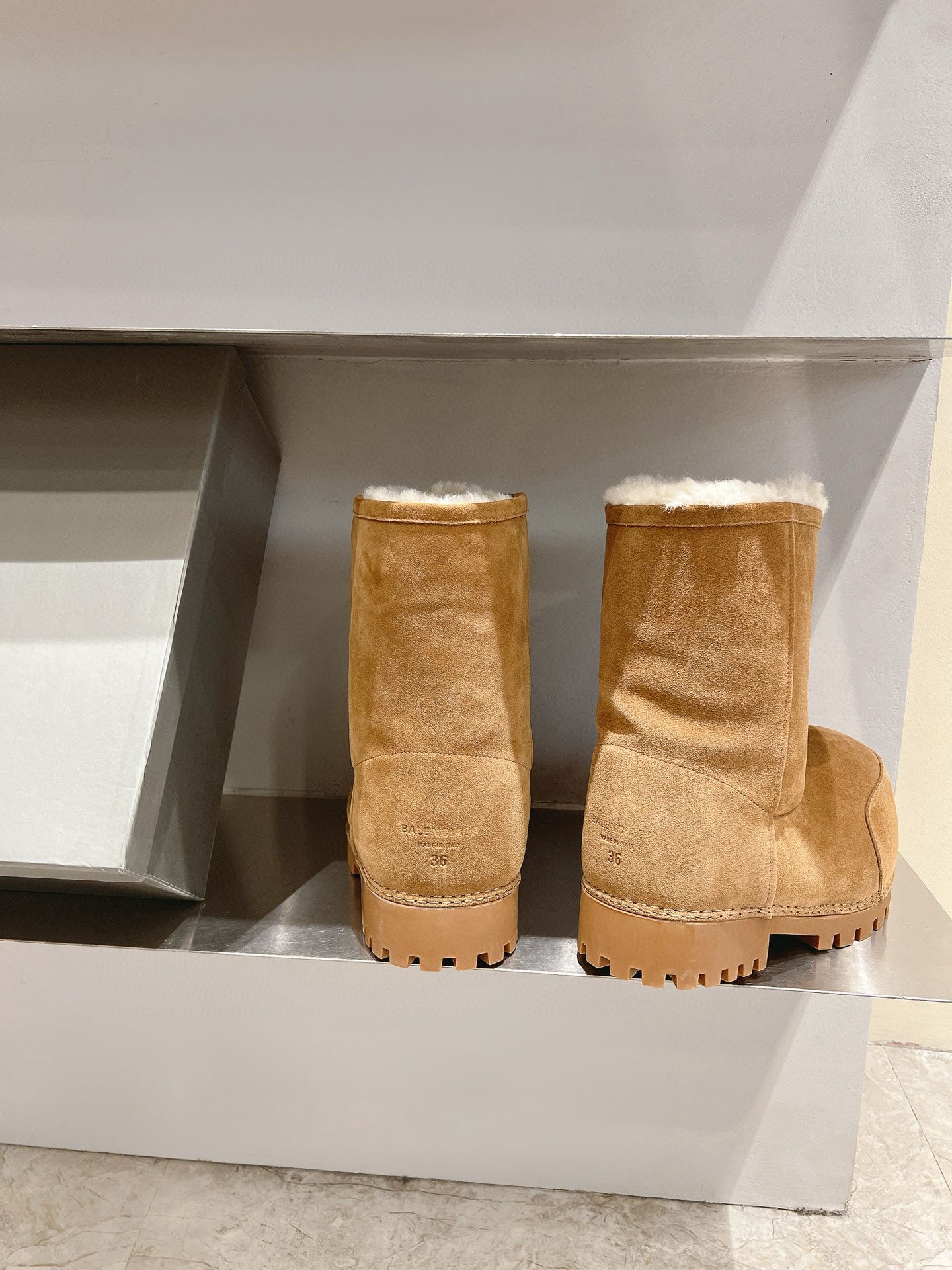 1:1 brown color boot