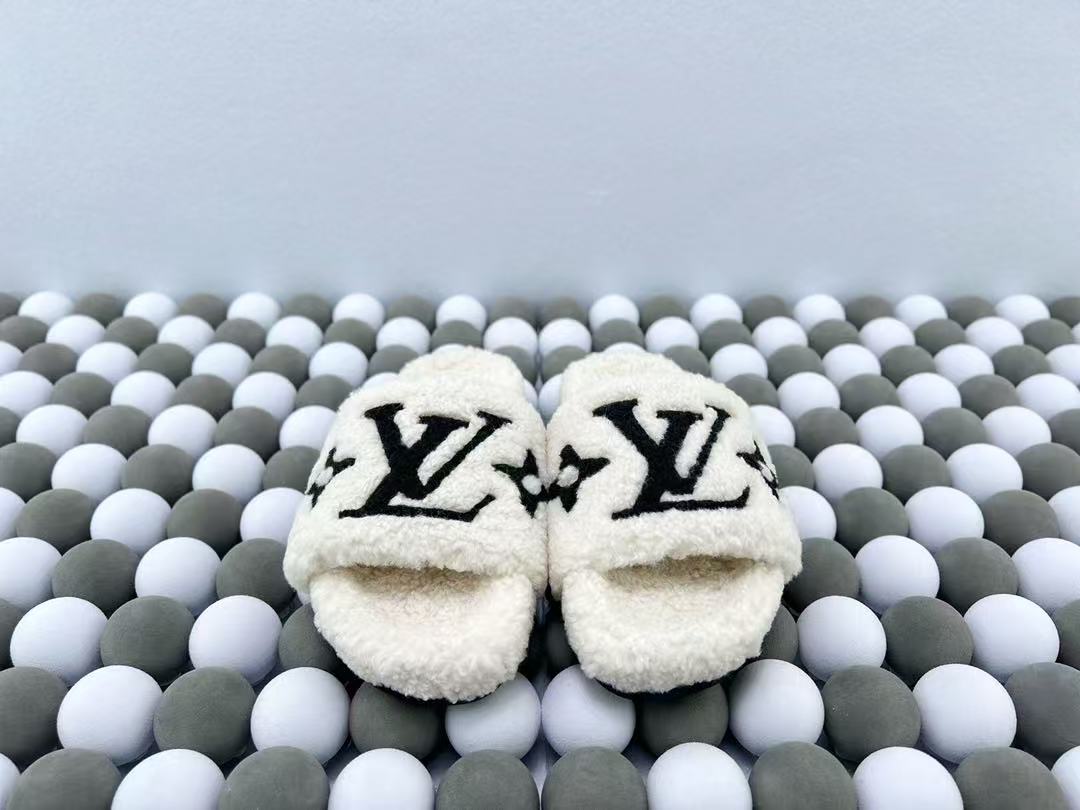 LV limited edition one-shoulder plush slippers Pure fur and all-in-one lamb fur