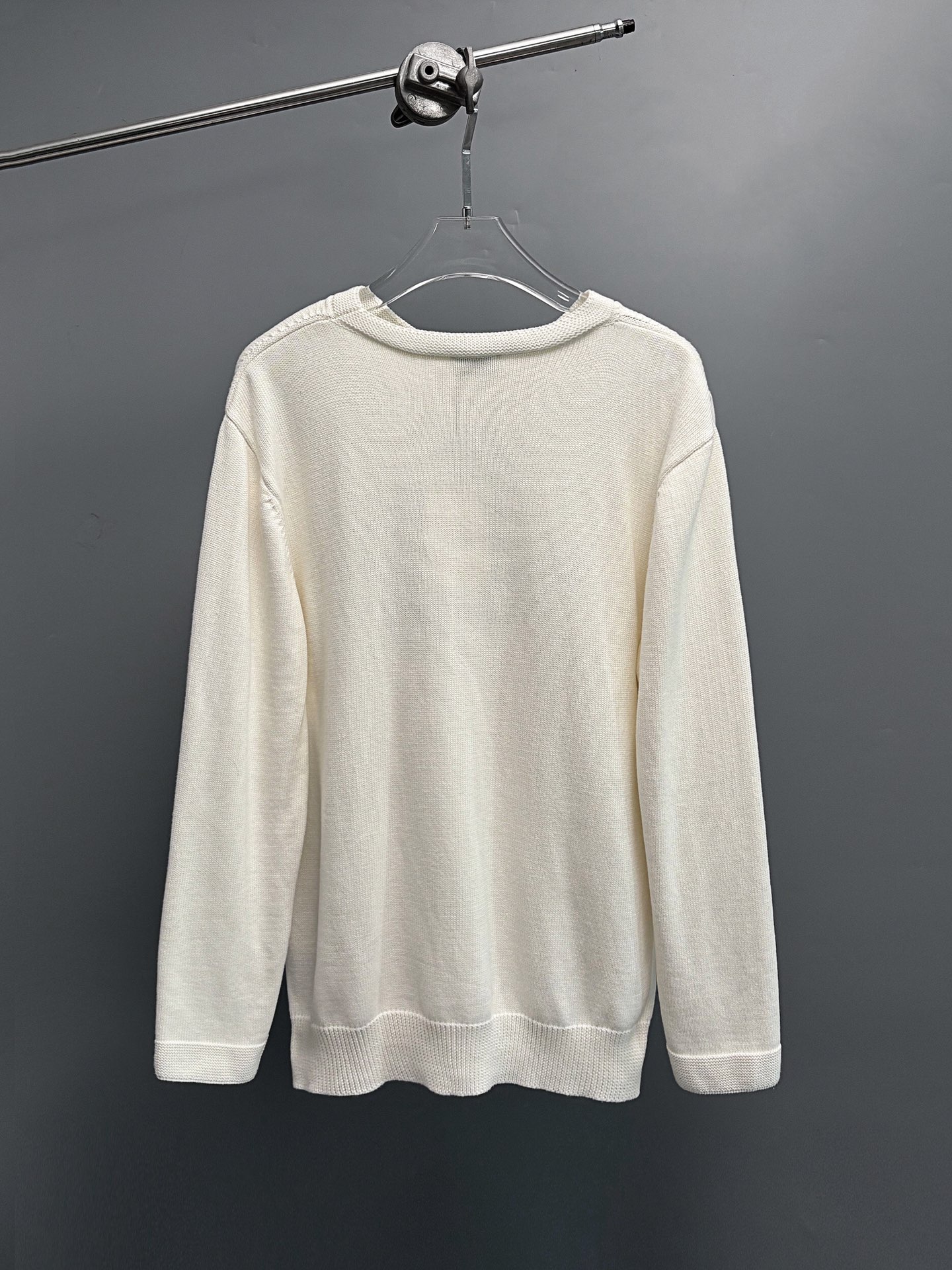 Embroidered knitted long-sleeved sweater
