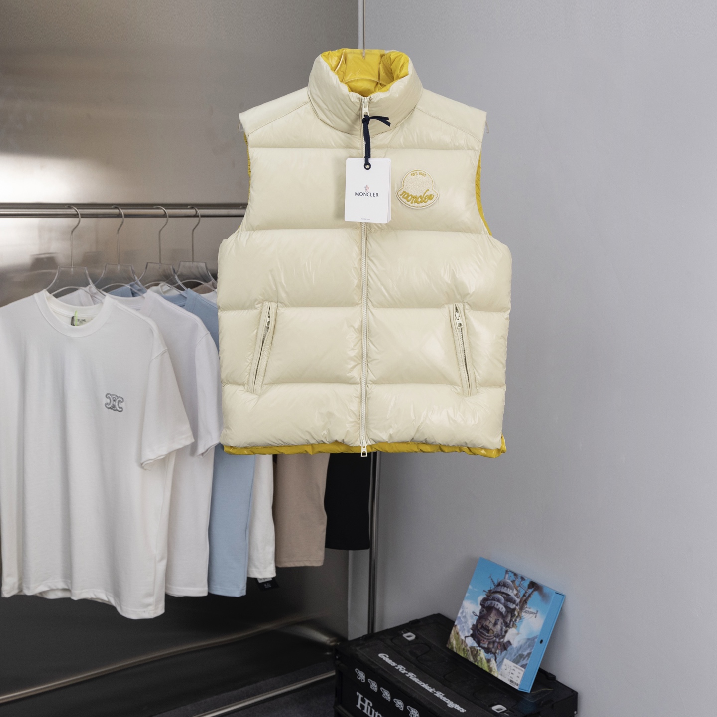The down vest features a color-blocking and patchwork design that fills the body fully