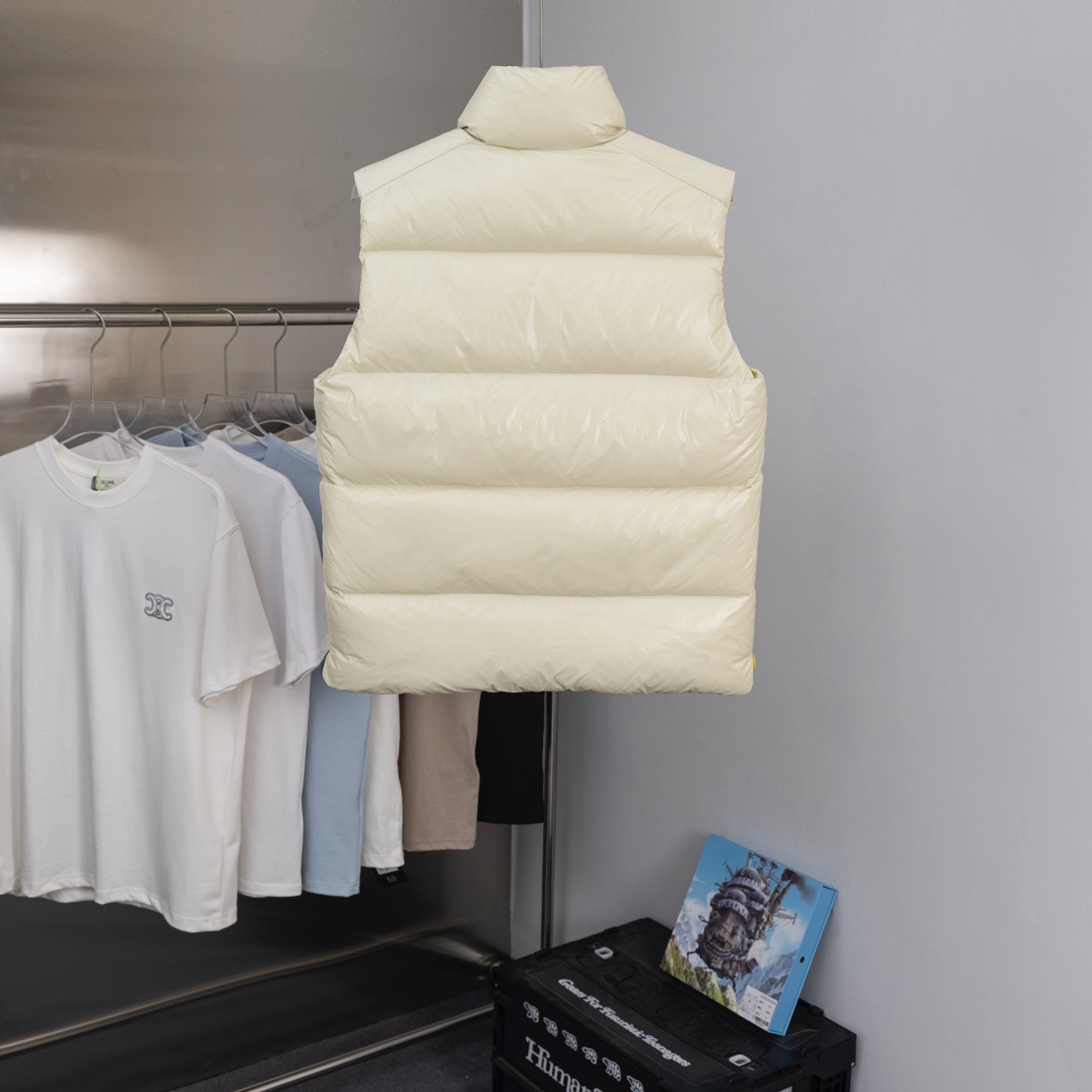 The down vest features a color-blocking and patchwork design that fills the body fully