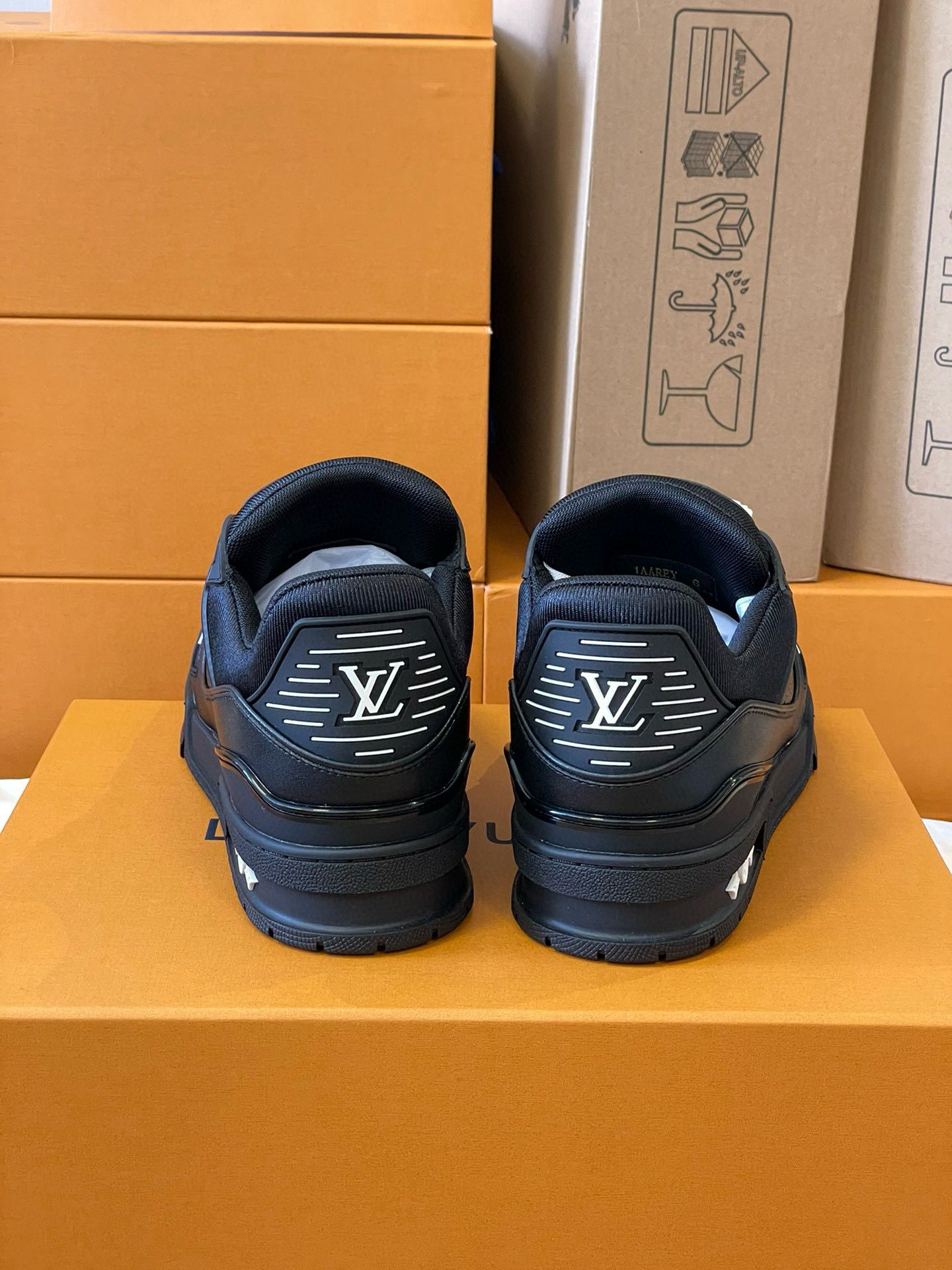 All black classic sneaker