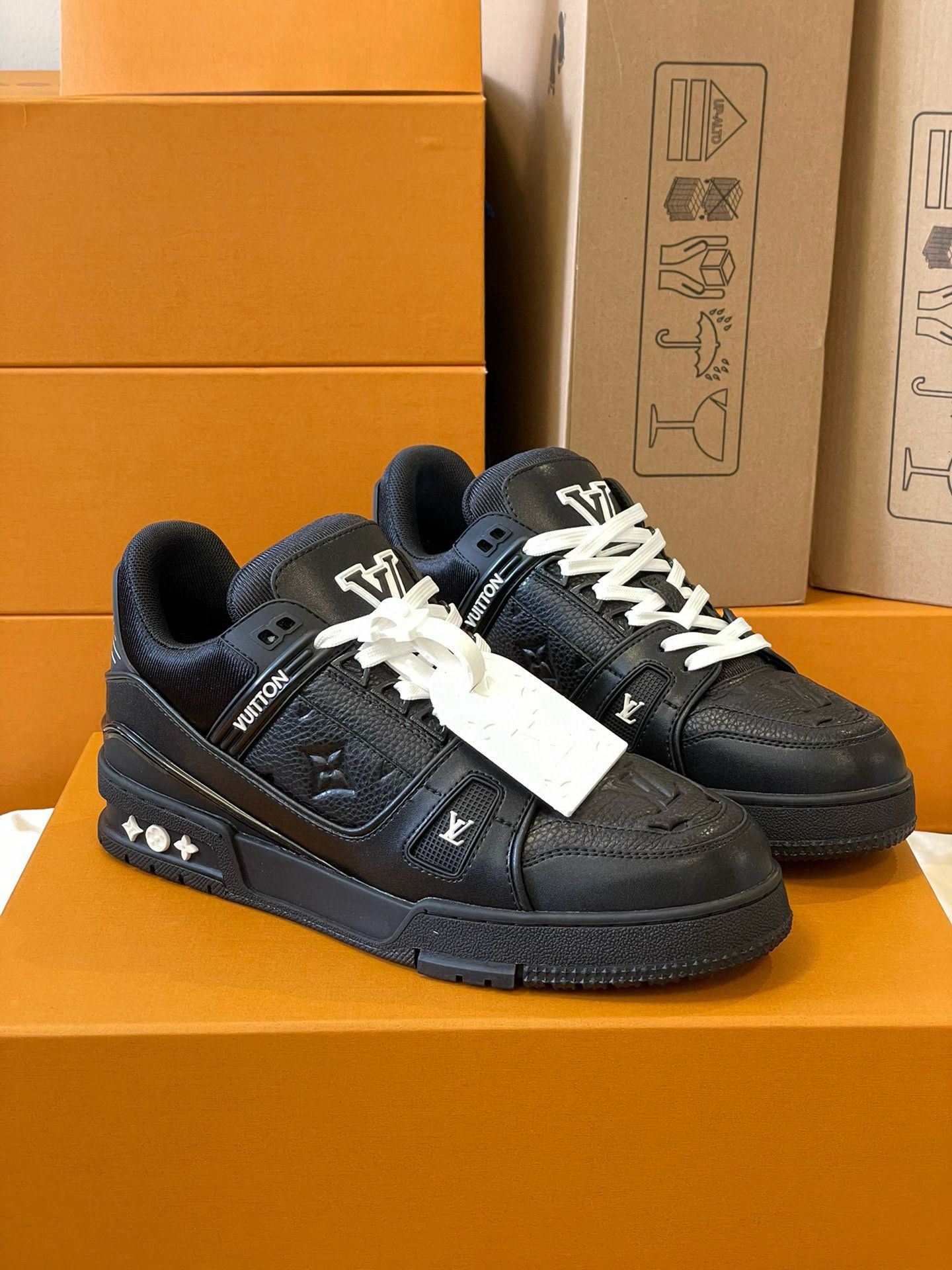 All black classic sneaker
