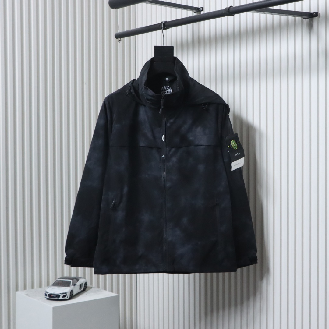Simple and comfortable hooded zipper jacket