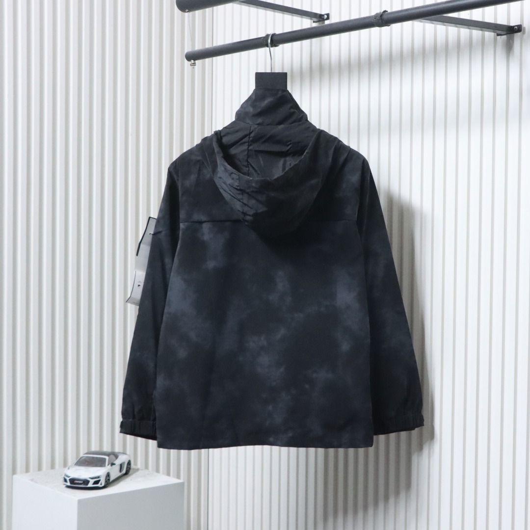 Simple and comfortable hooded zipper jacket