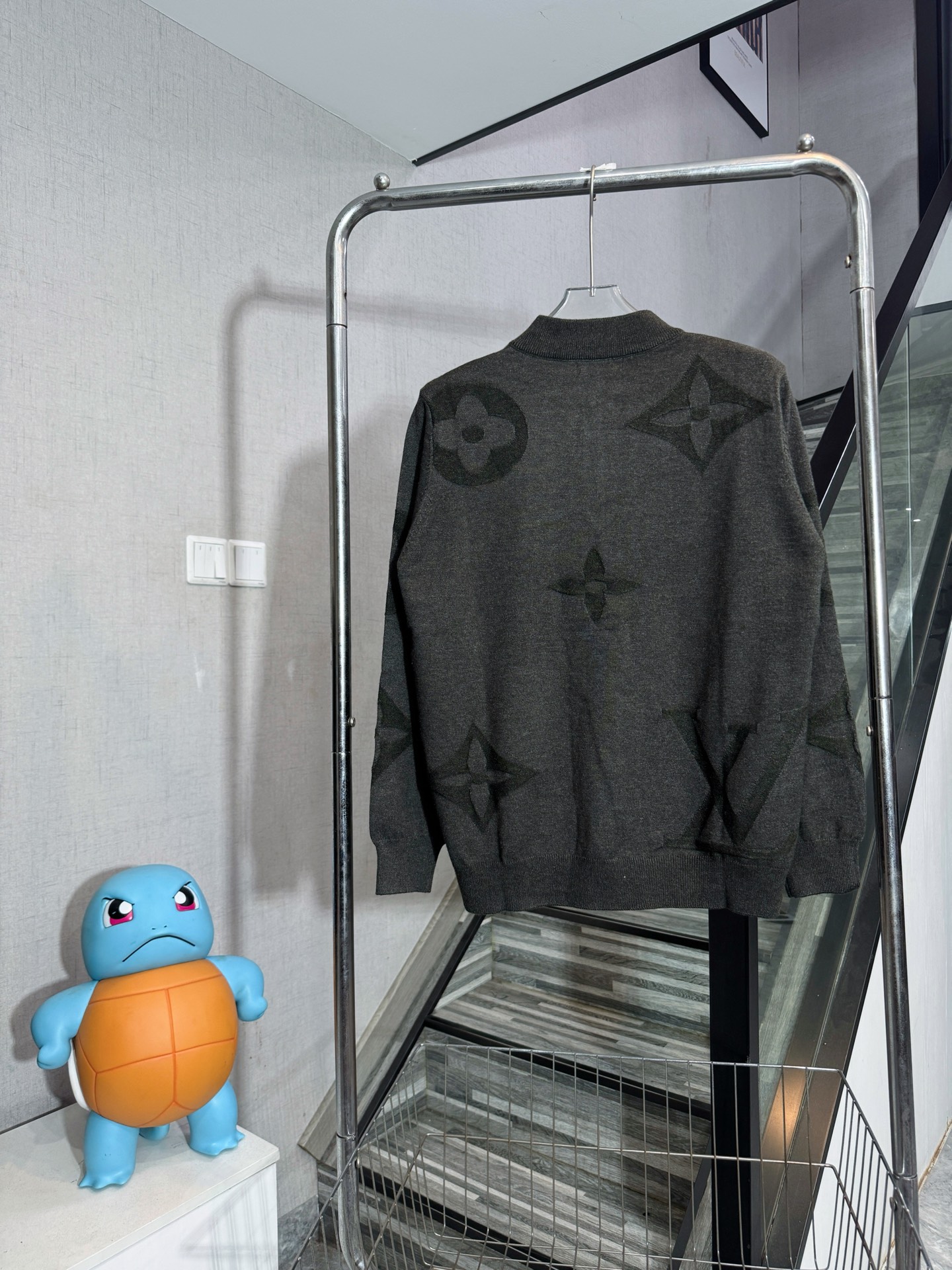 Knitted dark-patterned jacquard sweater