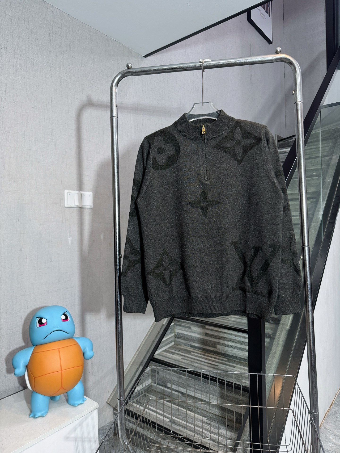 Knitted dark-patterned jacquard sweater