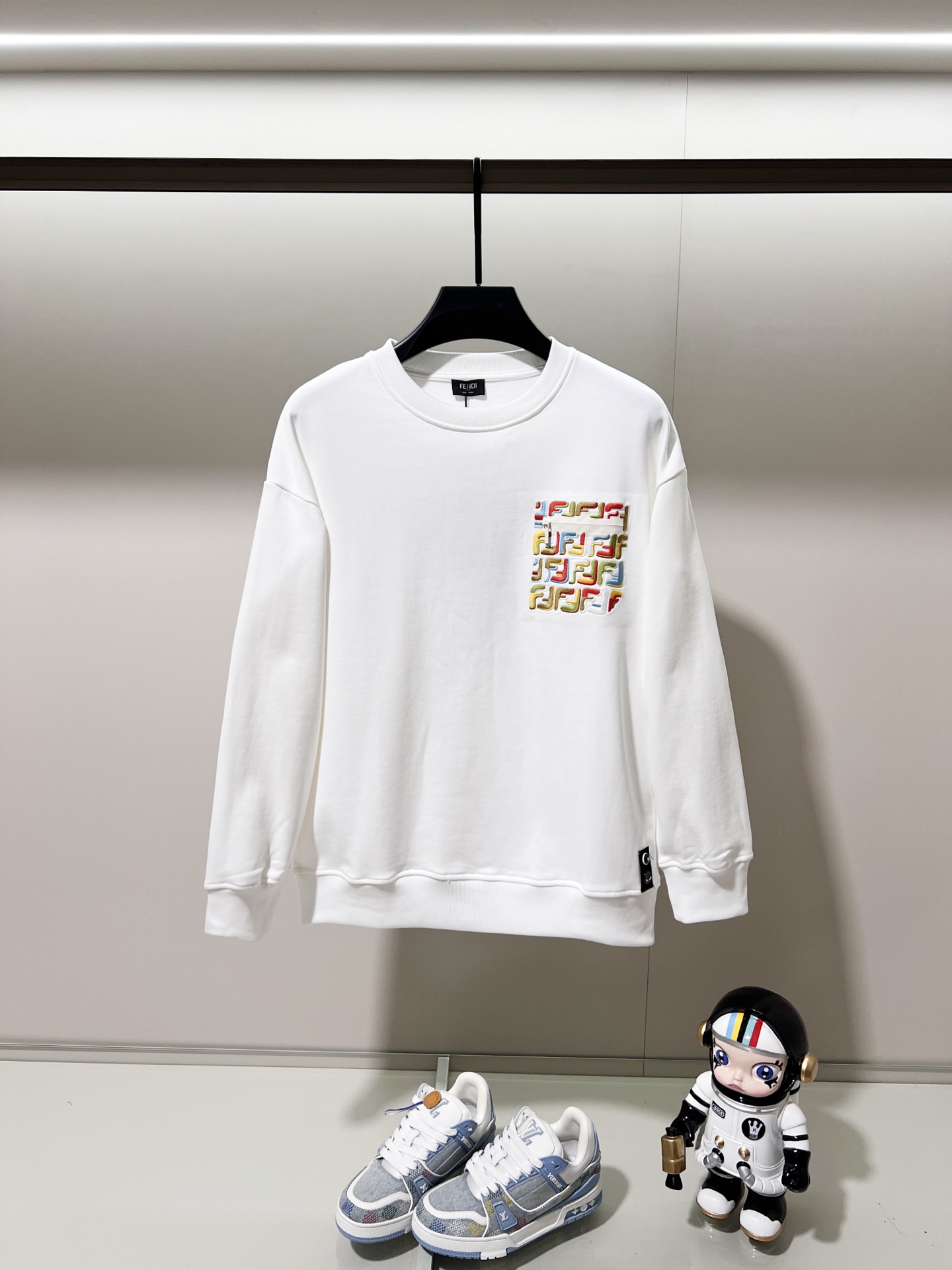 A pure cotton round-neck sweatshirt with seven-color embroidered letters
