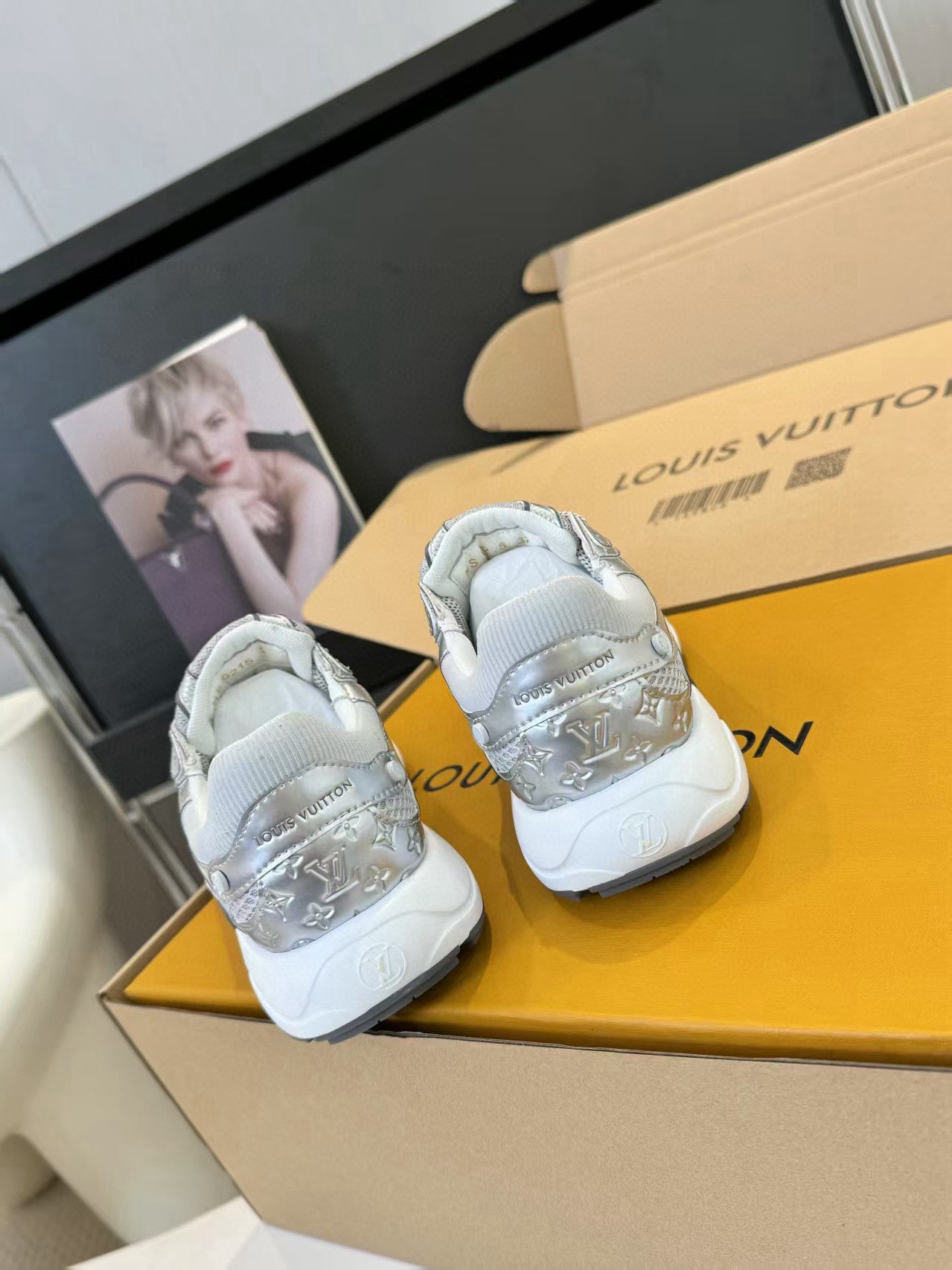 1：1 New released silver color sneaker