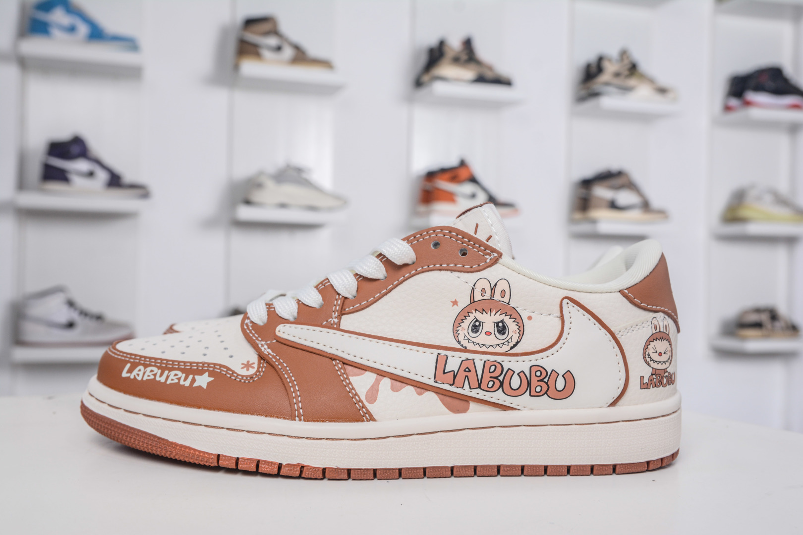 Low-top collaborative custom sports shoes