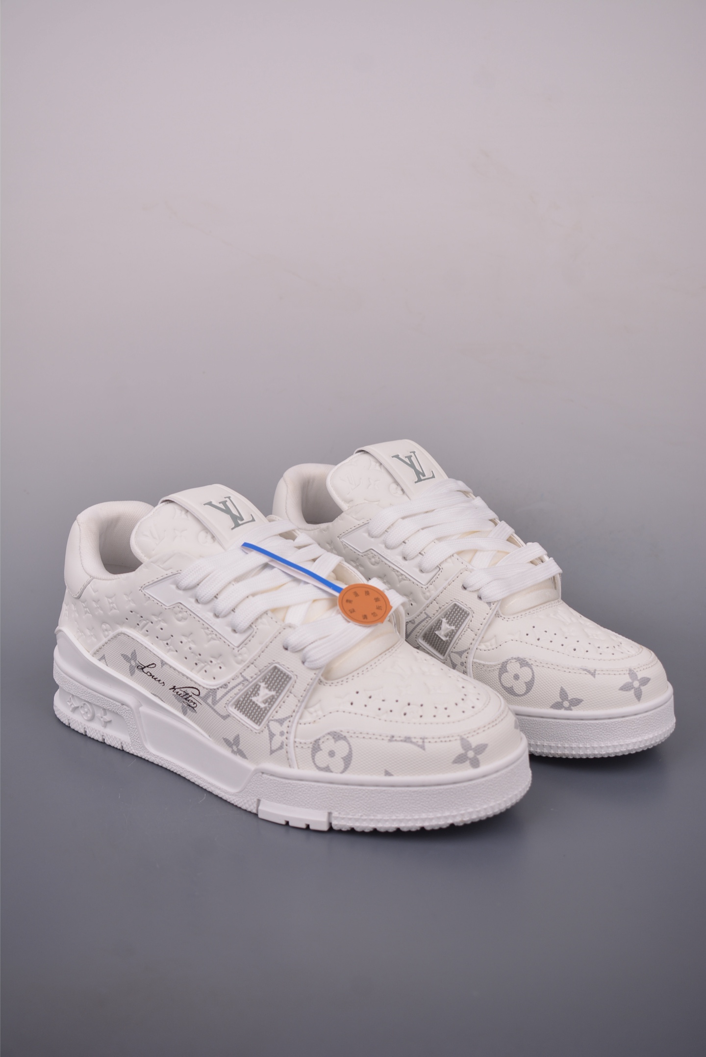 Classic multi-color white sports shoes