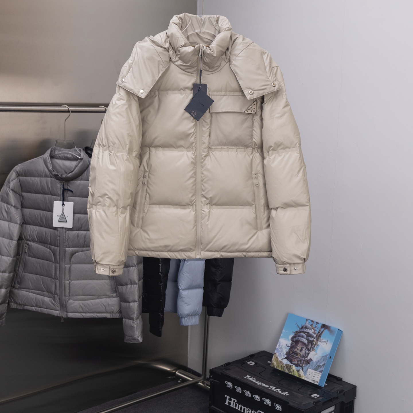 High-quality, soft, feather-filled, fluffy and heavy-duty down jacket