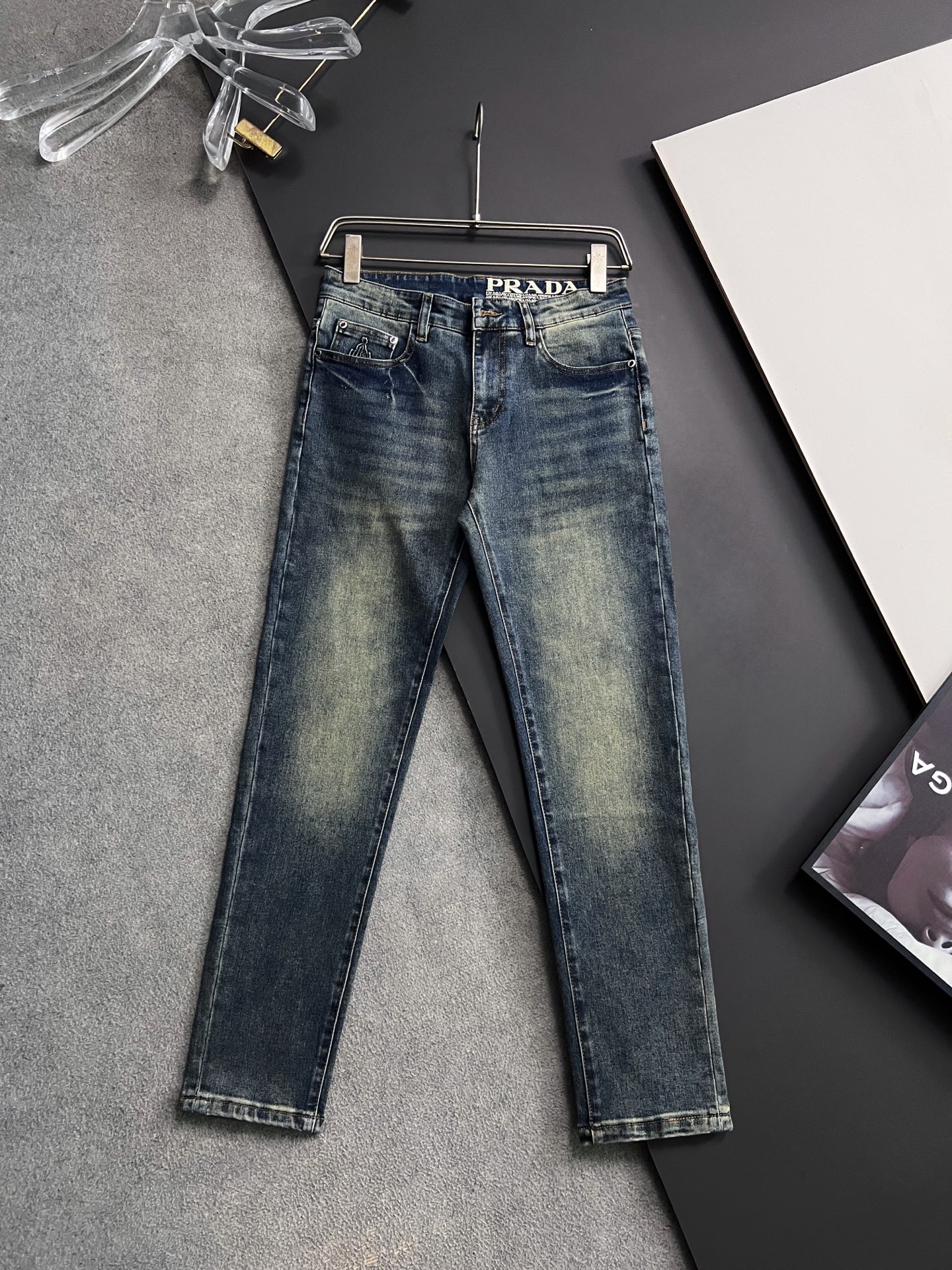 Heavy-duty washed casual jeans
