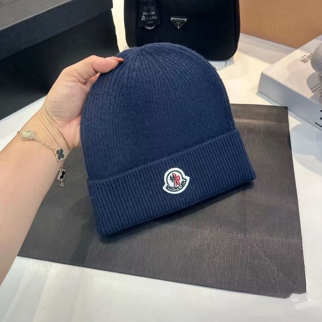 Four-color hand-knitted thread cap