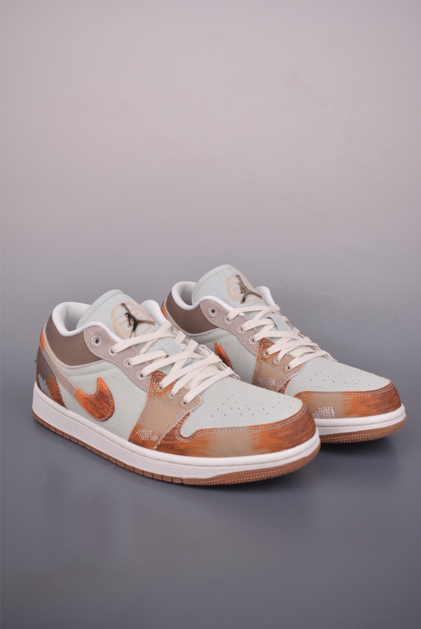 Low-top casual sneakers with blue and brown patchwork
