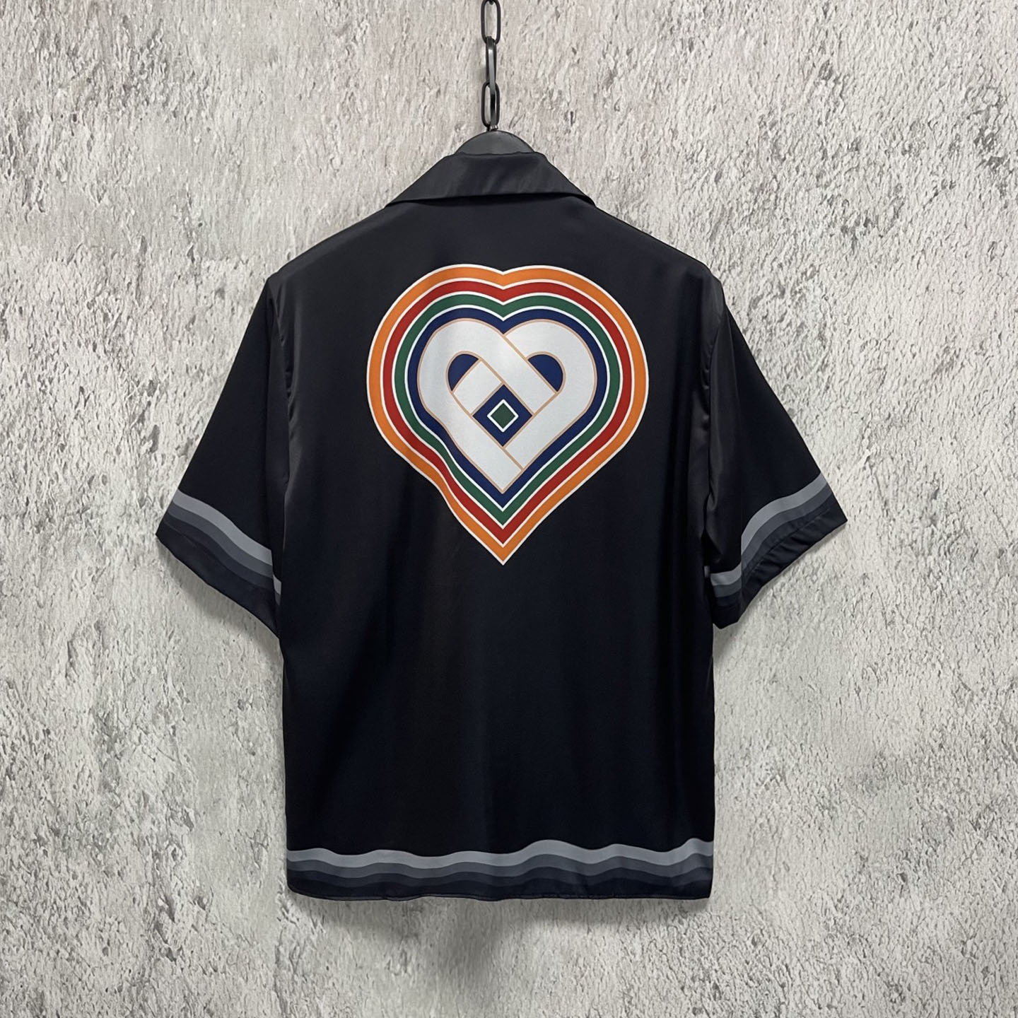 1:1 Hawaiian-style black and heart vacation shirt for couples