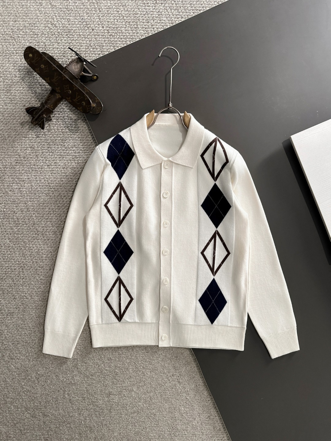 Logo Badge Exquisite Embroidery Logo Sweater