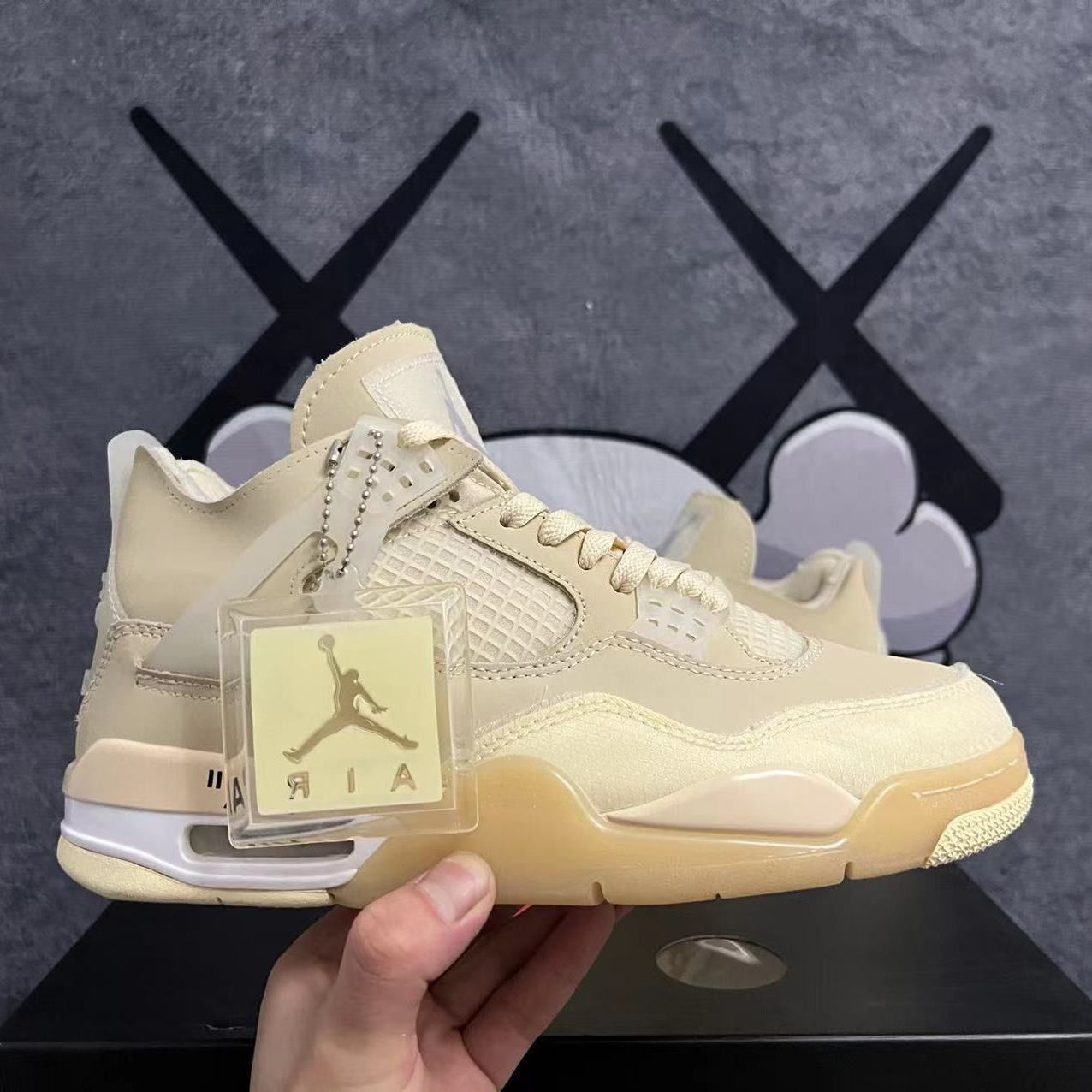 Beige high-top sports shoes are suitable for wearing in winter
