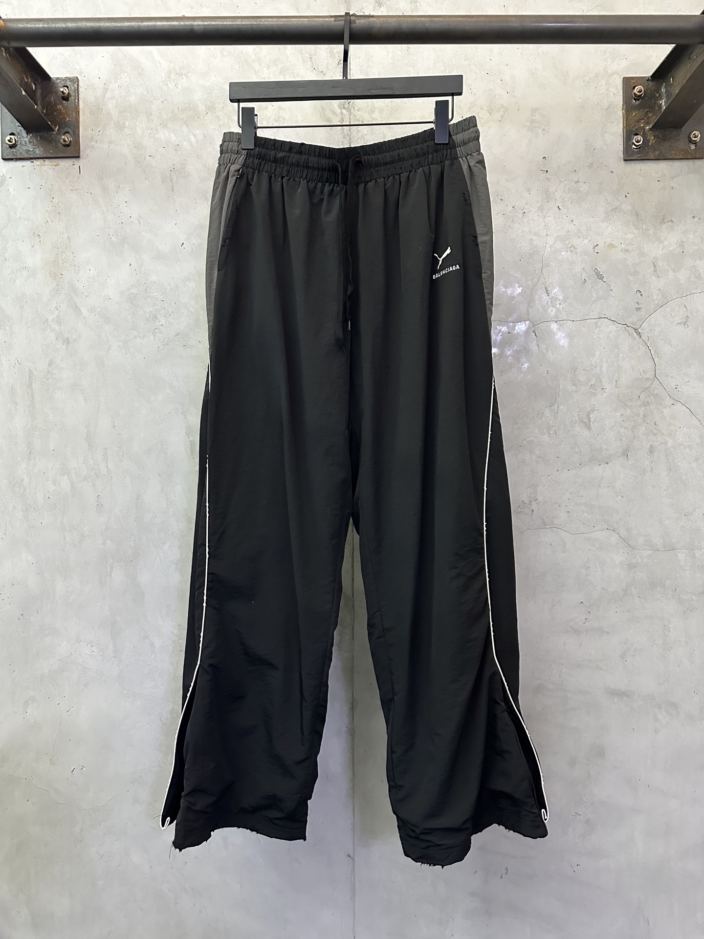 Co-branded logo embroidered casual trousers