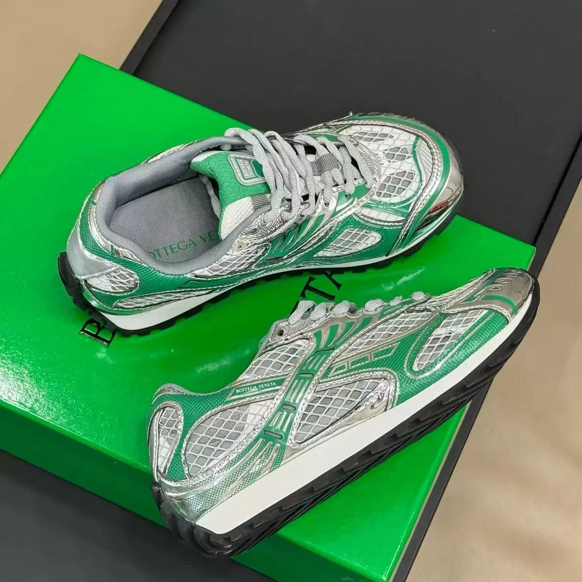 New arrival green color BV sneaker