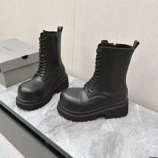 1:1 all black boot
