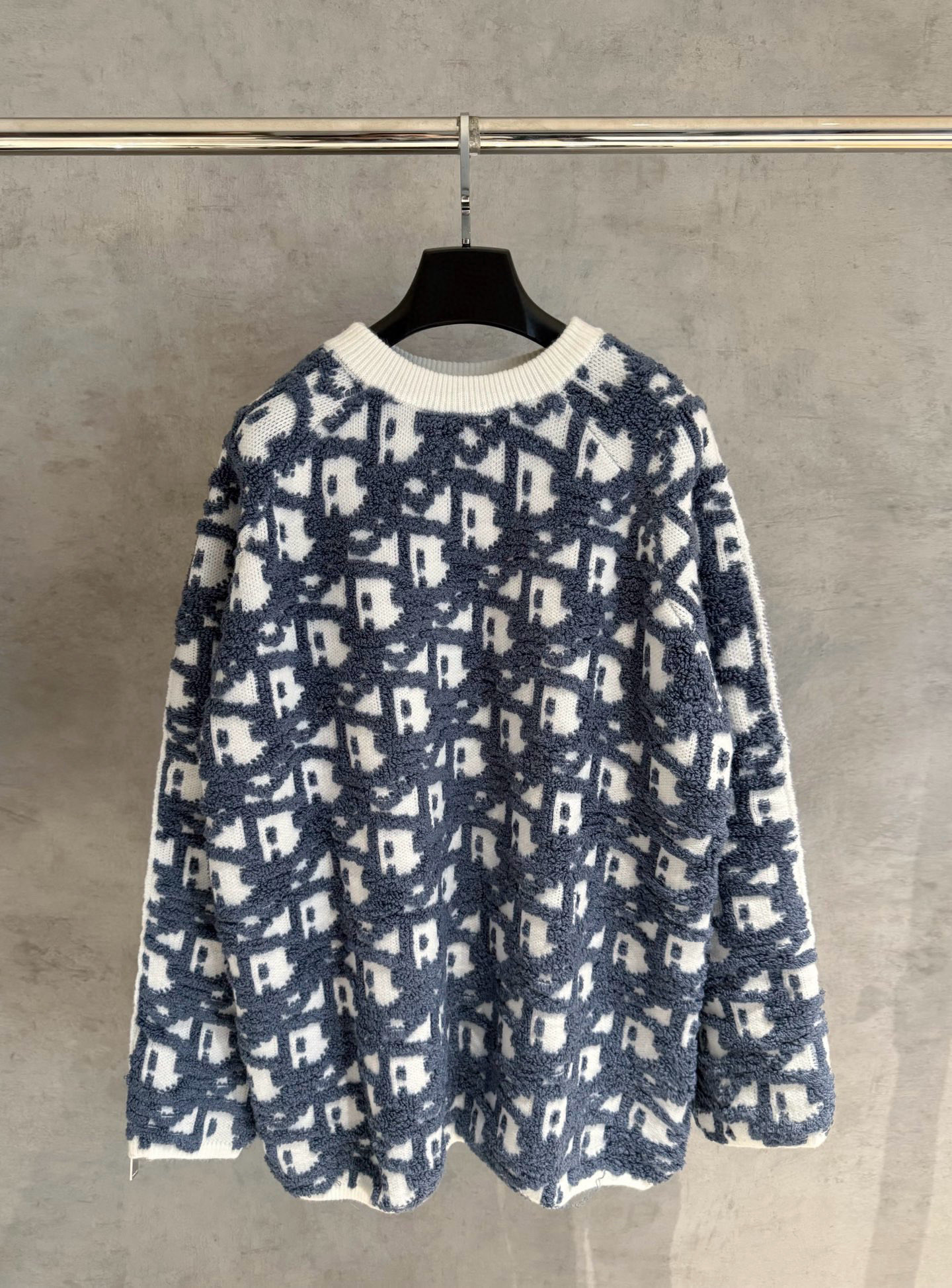Woolen blend round-neck long-sleeved sweater