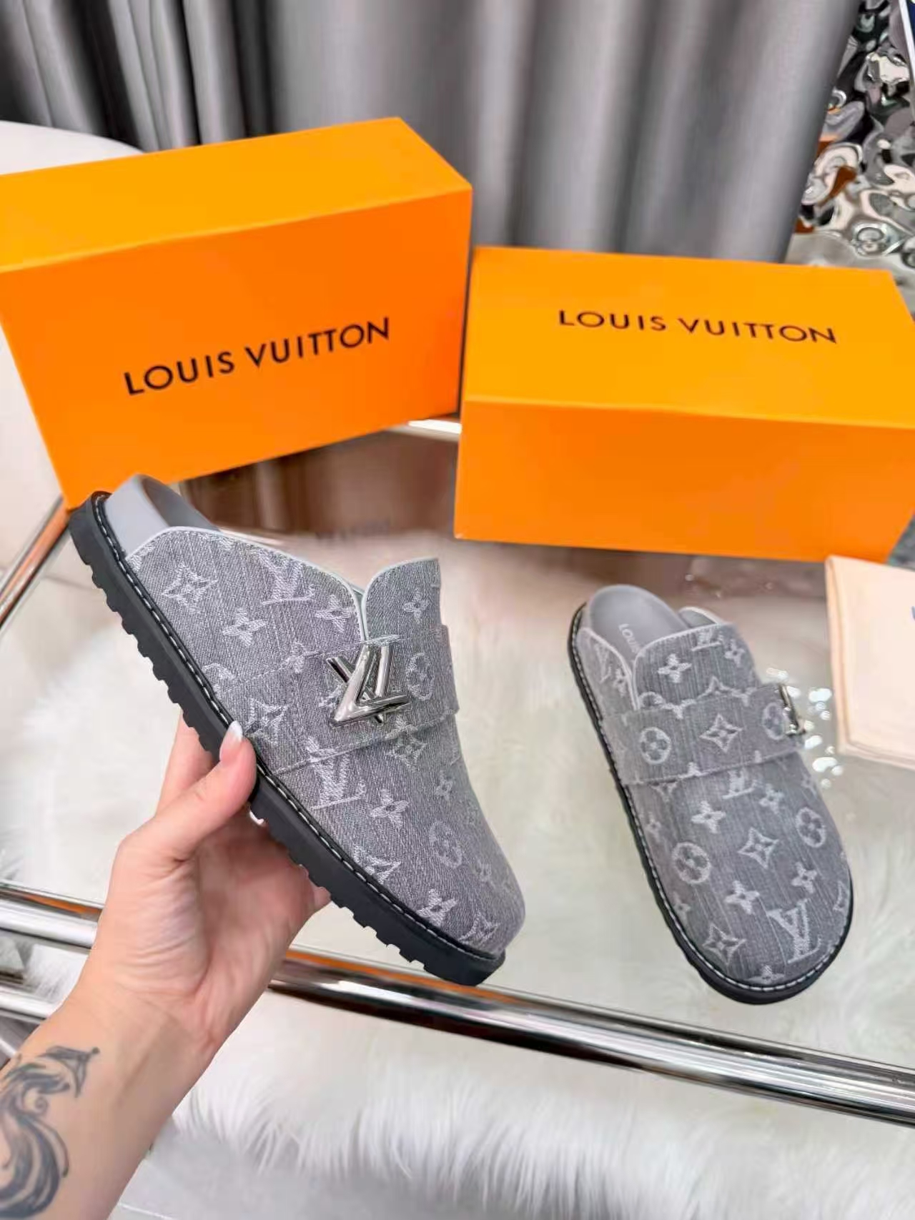 1:1 grey full logo slide