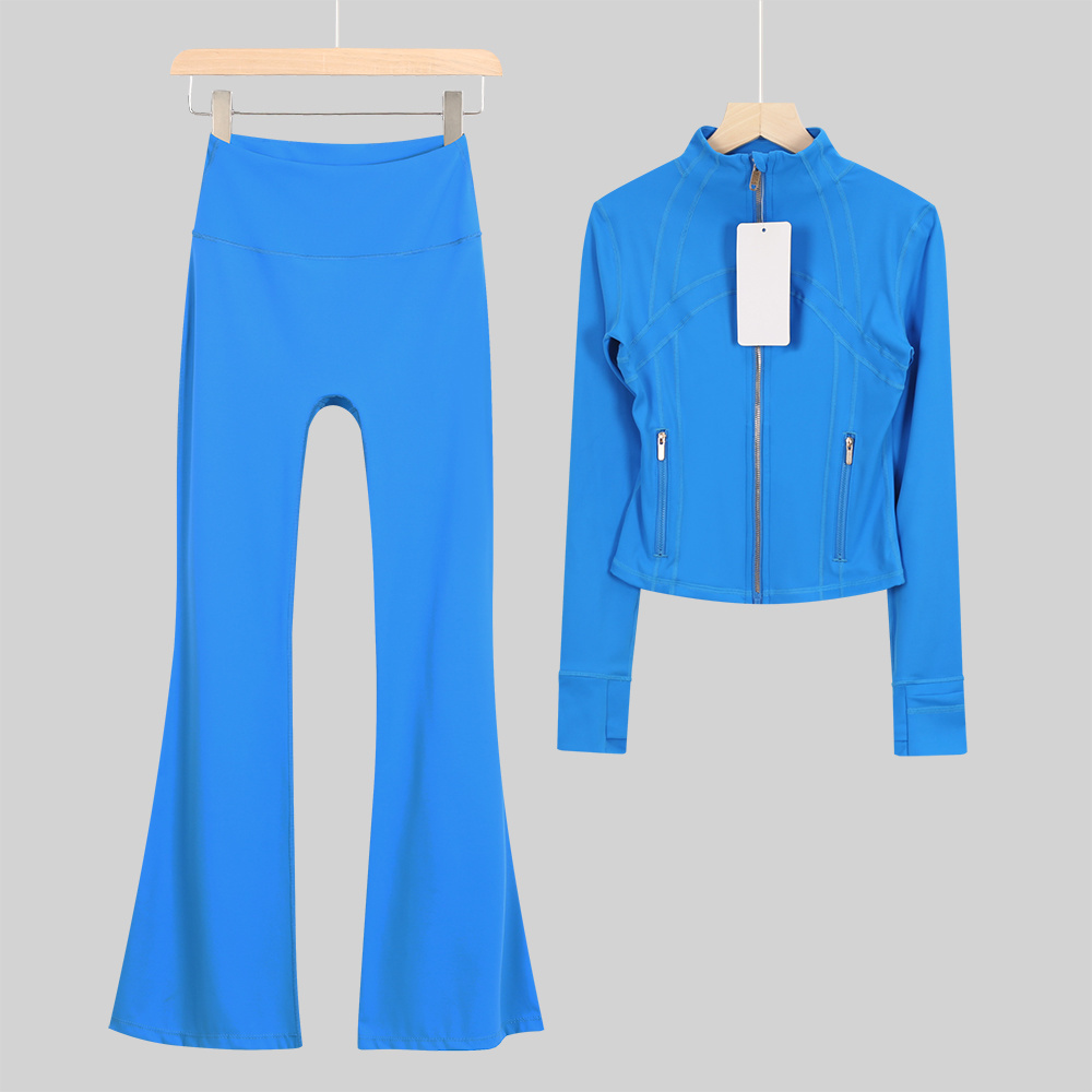 A short jacket set with a golden zipper and a blue horn