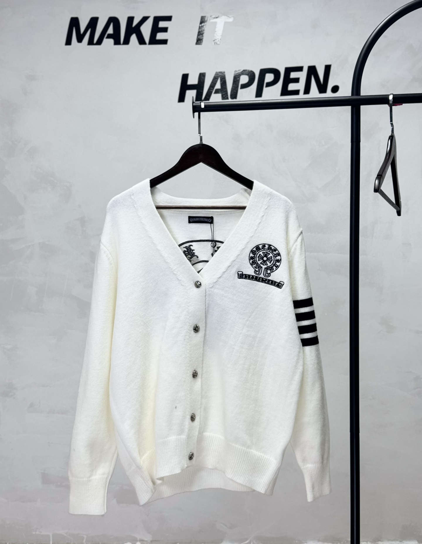 A new four-bar collaboration cardigan with horseshoe embroidery