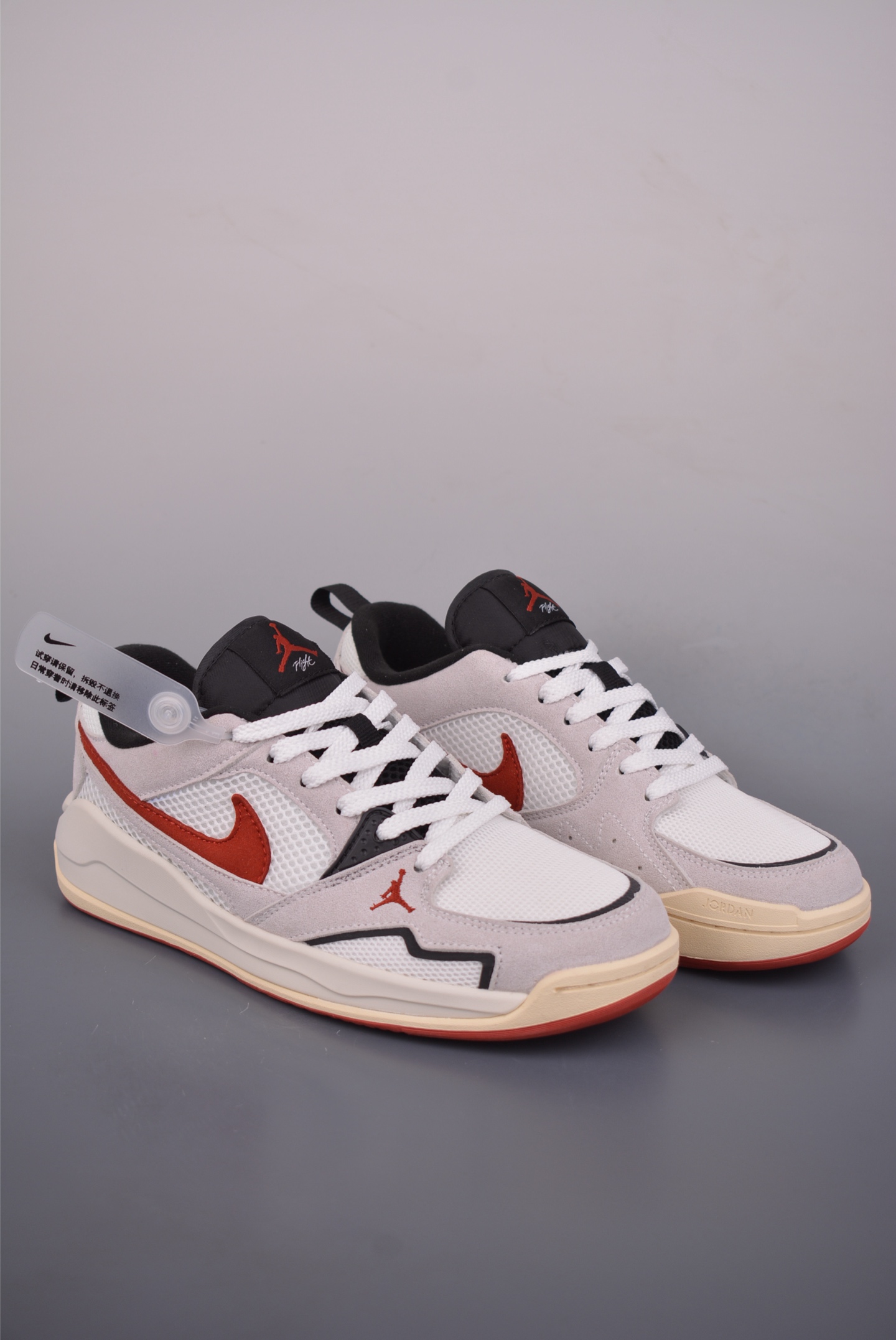 Comfortable, simple and low-top sports shoes