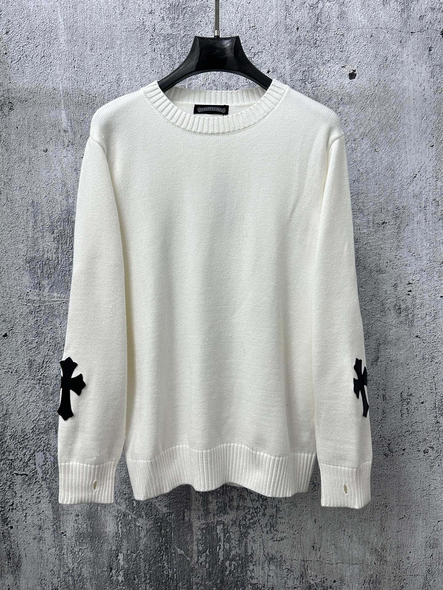 A new cross-knitted jacquard patchwork round-neck white sweater