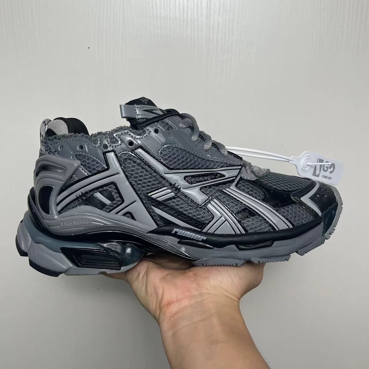 Balenciaga's retro and aged new thick-soled sports shoes