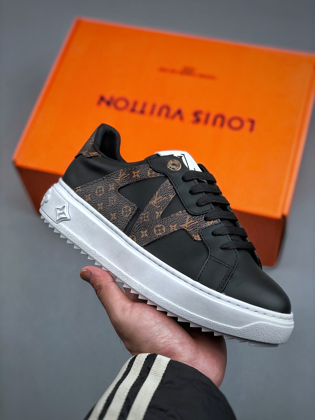 Classic old-fashioned thick-soled letter-stitched print sports shoes